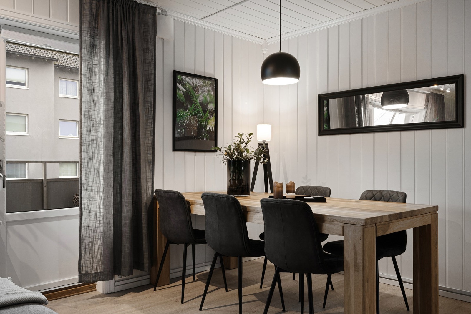 Utgang til den vestvendte balkongen som er på ca. 9 kvm. hvor man kan nyte kvelds- og ettermiddagssolen. Galleribilde