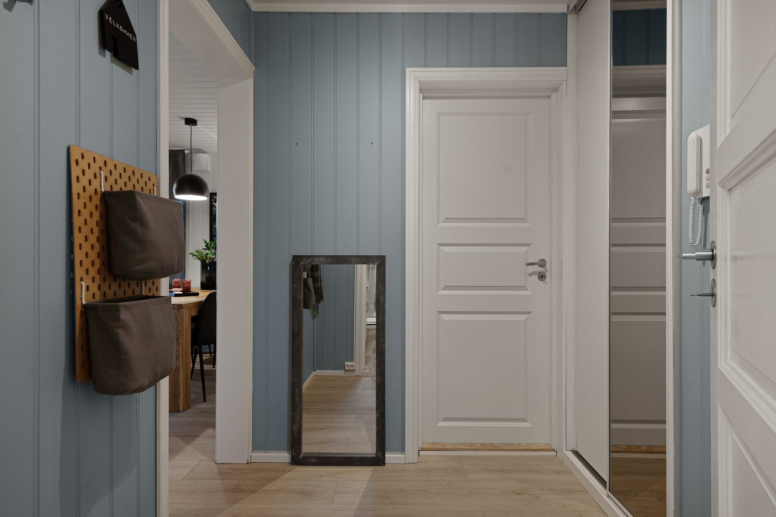 Det er porttelefon med fjernbetjent åpning av hoveddøren til felles trappeoppgang. Galleribilde