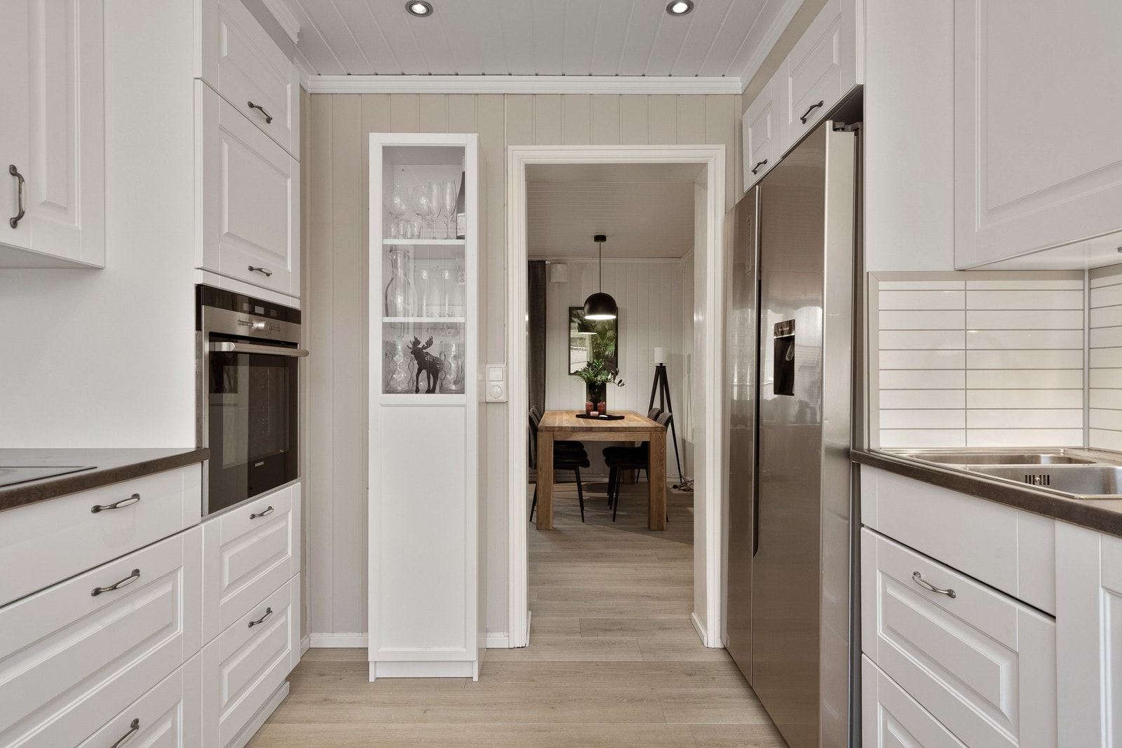 Spisestuen er praktisk plassert like utenfor kjøkkenet. Galleribilde