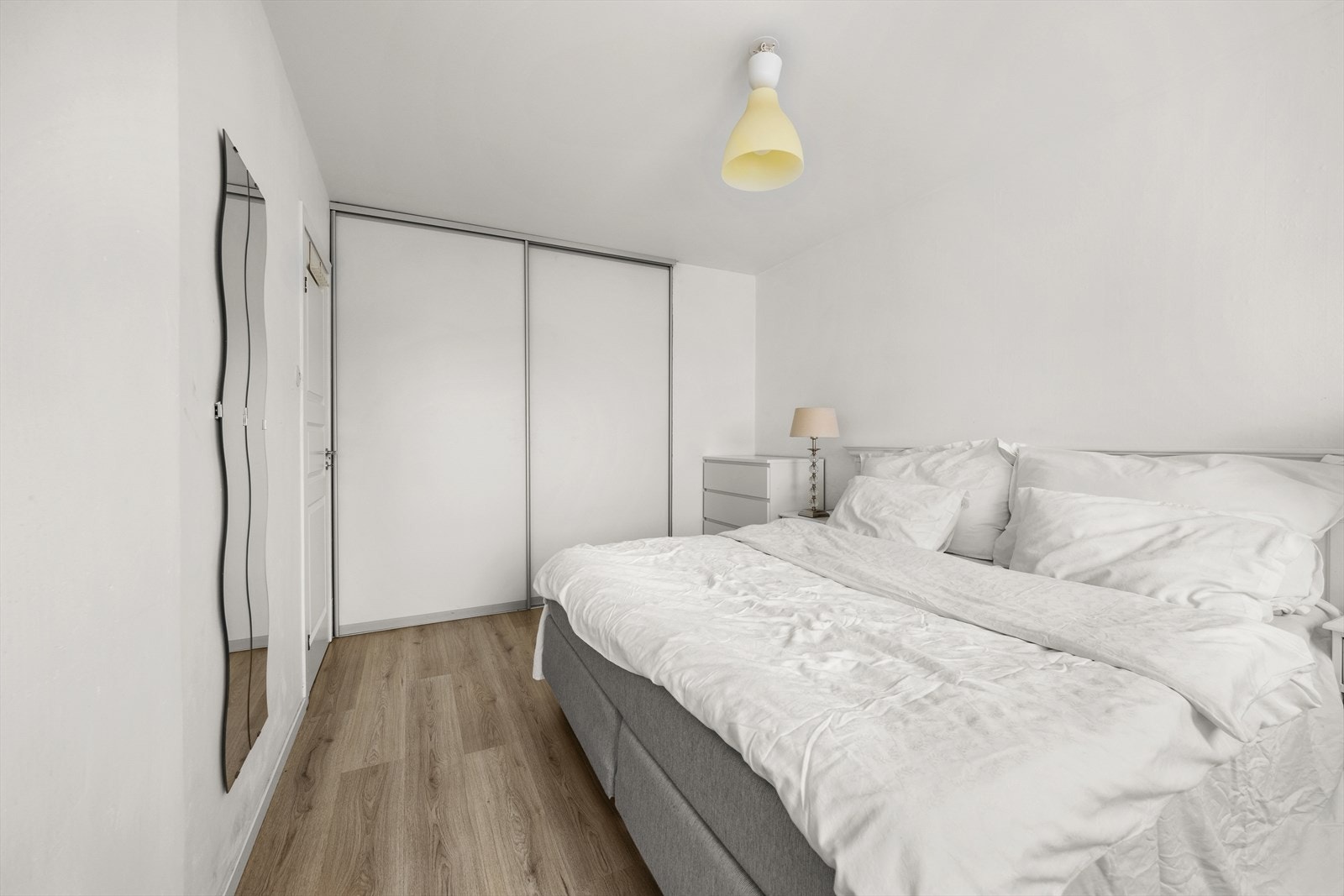 Rommet har også integrert skyvedørsgarderobe Galleribilde