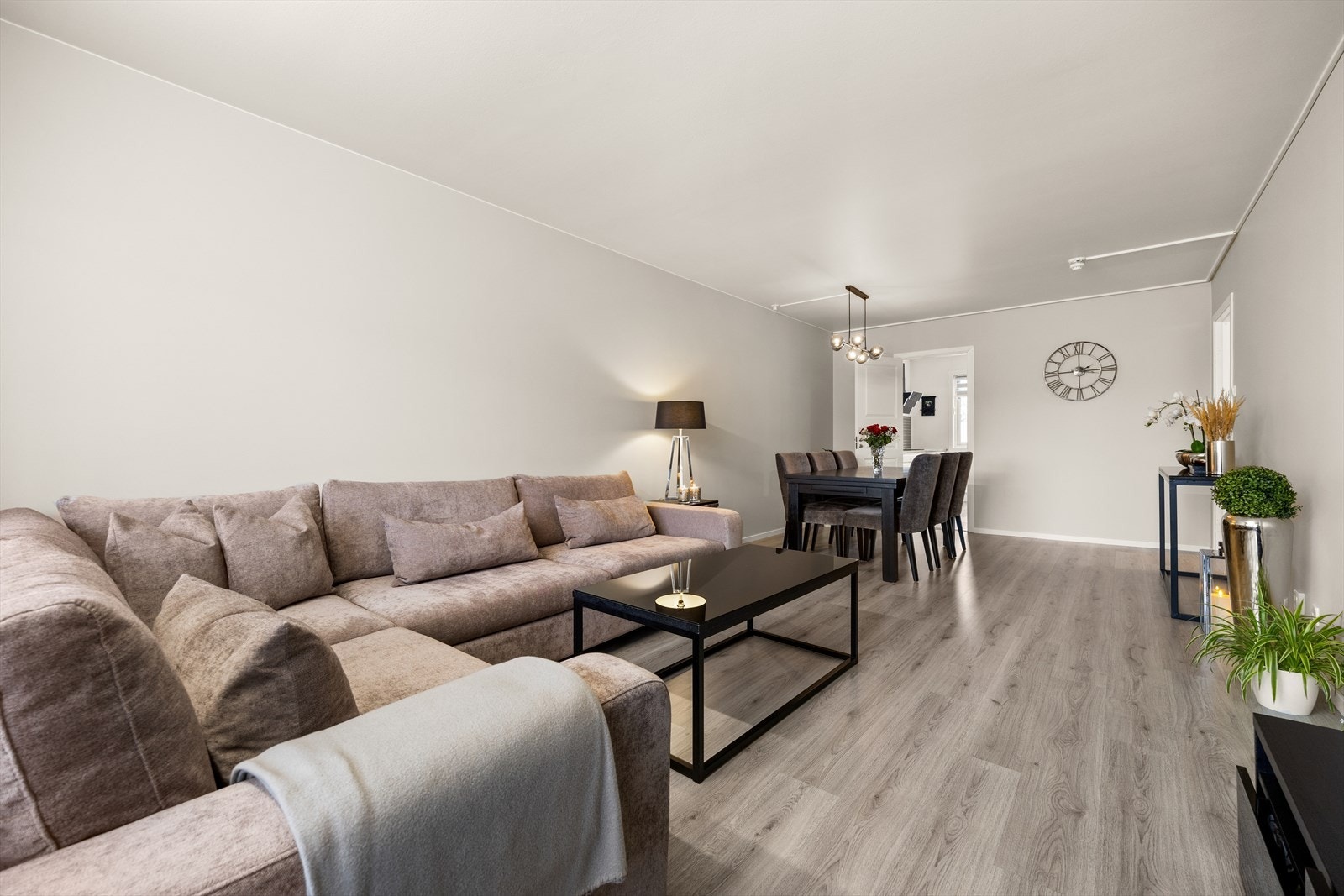 Leiligheten har lyse og fine overflater, med gulv og vegger fra 2023/2024 Galleribilde