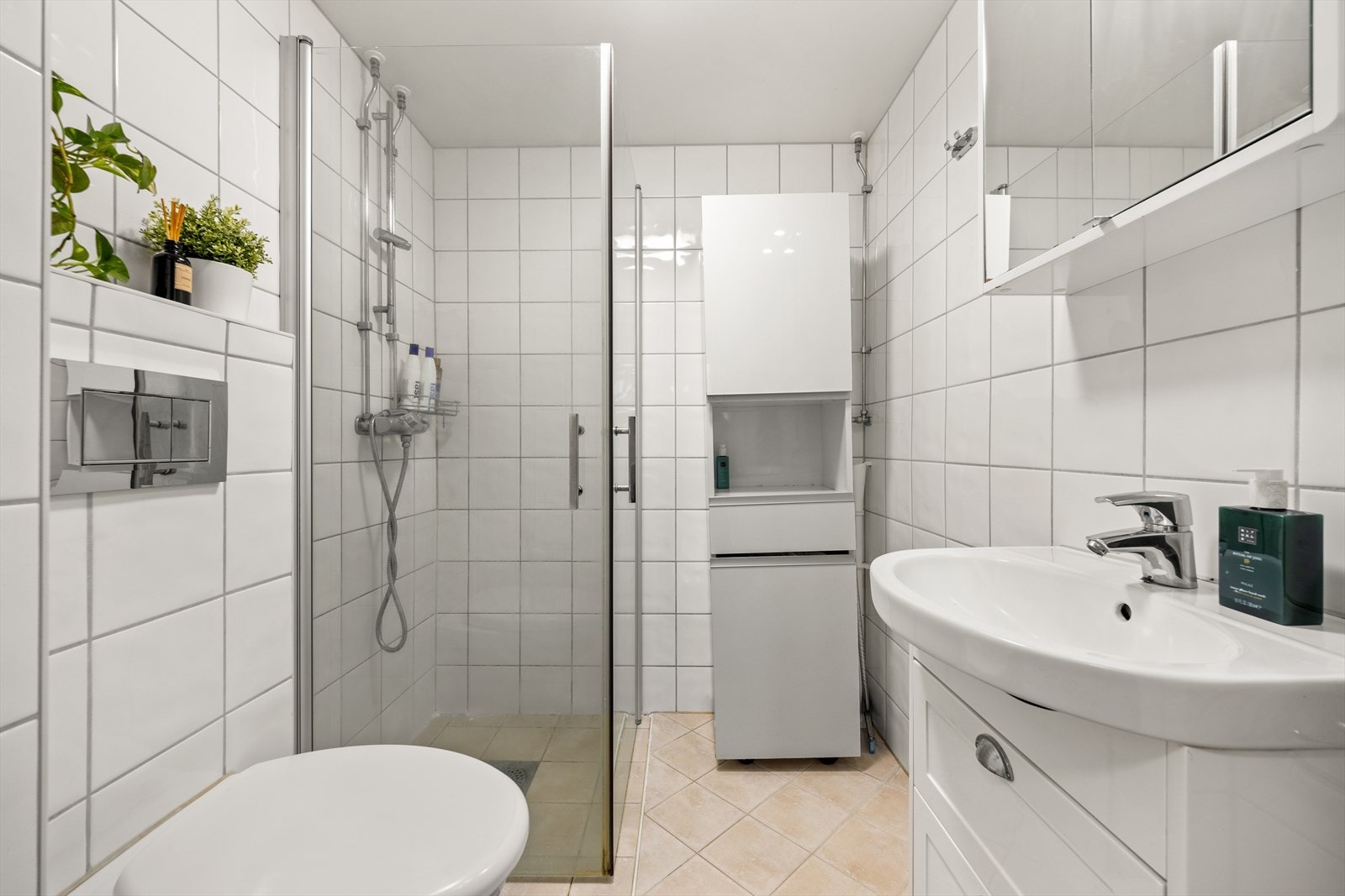 Bad fra 2014 oppusset av AF Byggfornyelse - helfliset med opplegg for vaskemaskin Galleribilde