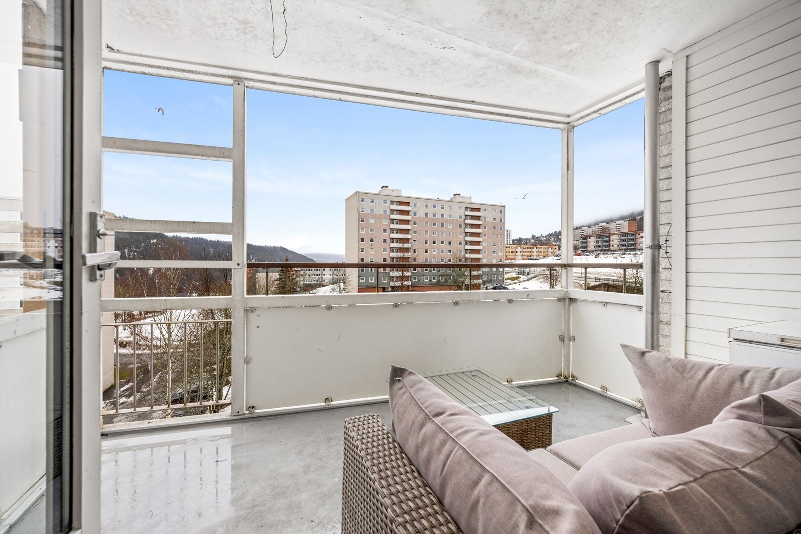 Balkongen kan møbleres med loungemøblement, og er lun og tilbaketrukket Galleribilde