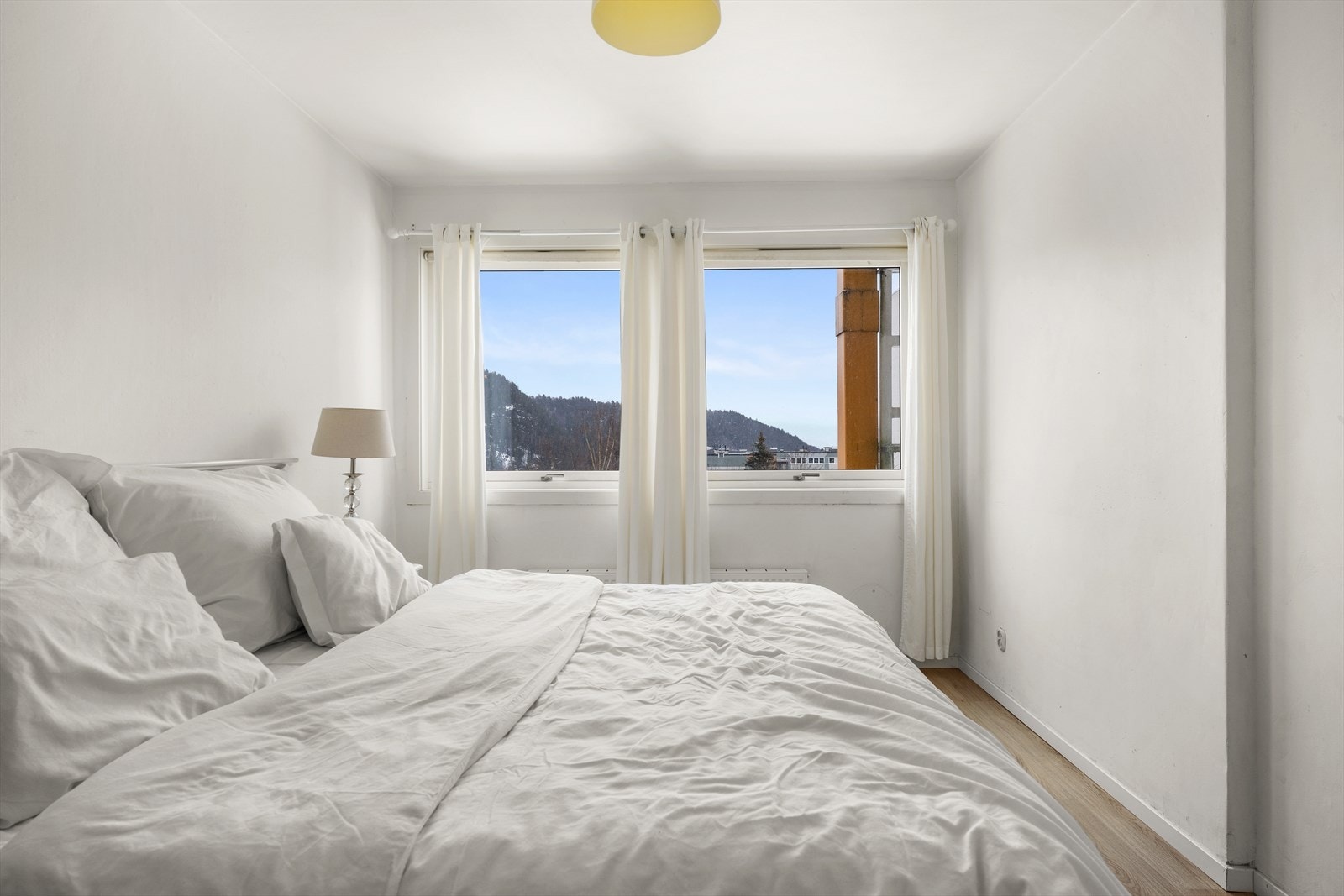 Hovedsoverommet er lyst og fint, med god plass for dobbeltseng og tilhørende garderobemøblement Galleribilde