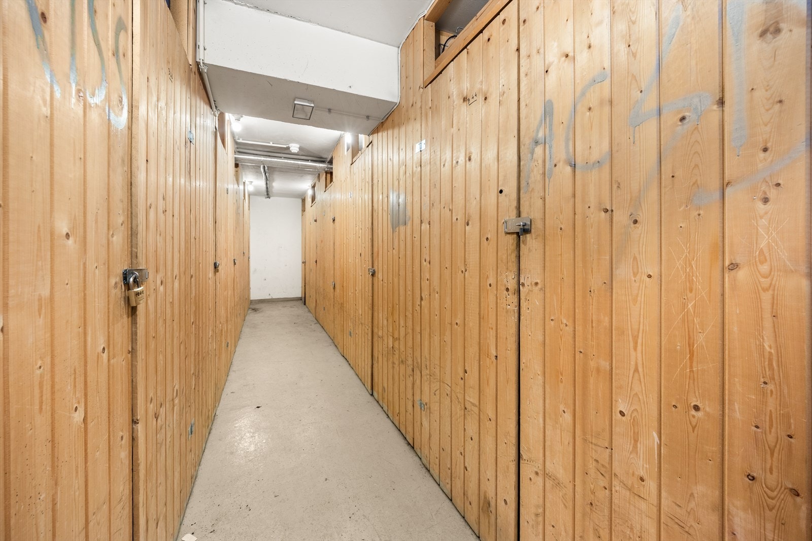 Det medfølger også to boder (nr 44) - både sportsbod og matbod Galleribilde