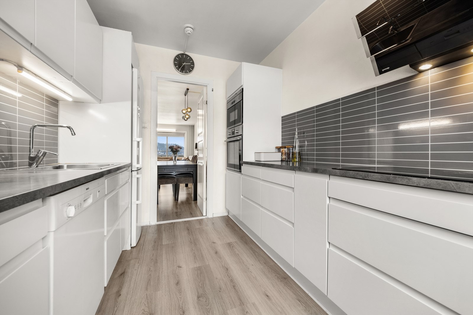 Kjøkkenet er fra Norema (2018) og er meget innholdsrikt Galleribilde