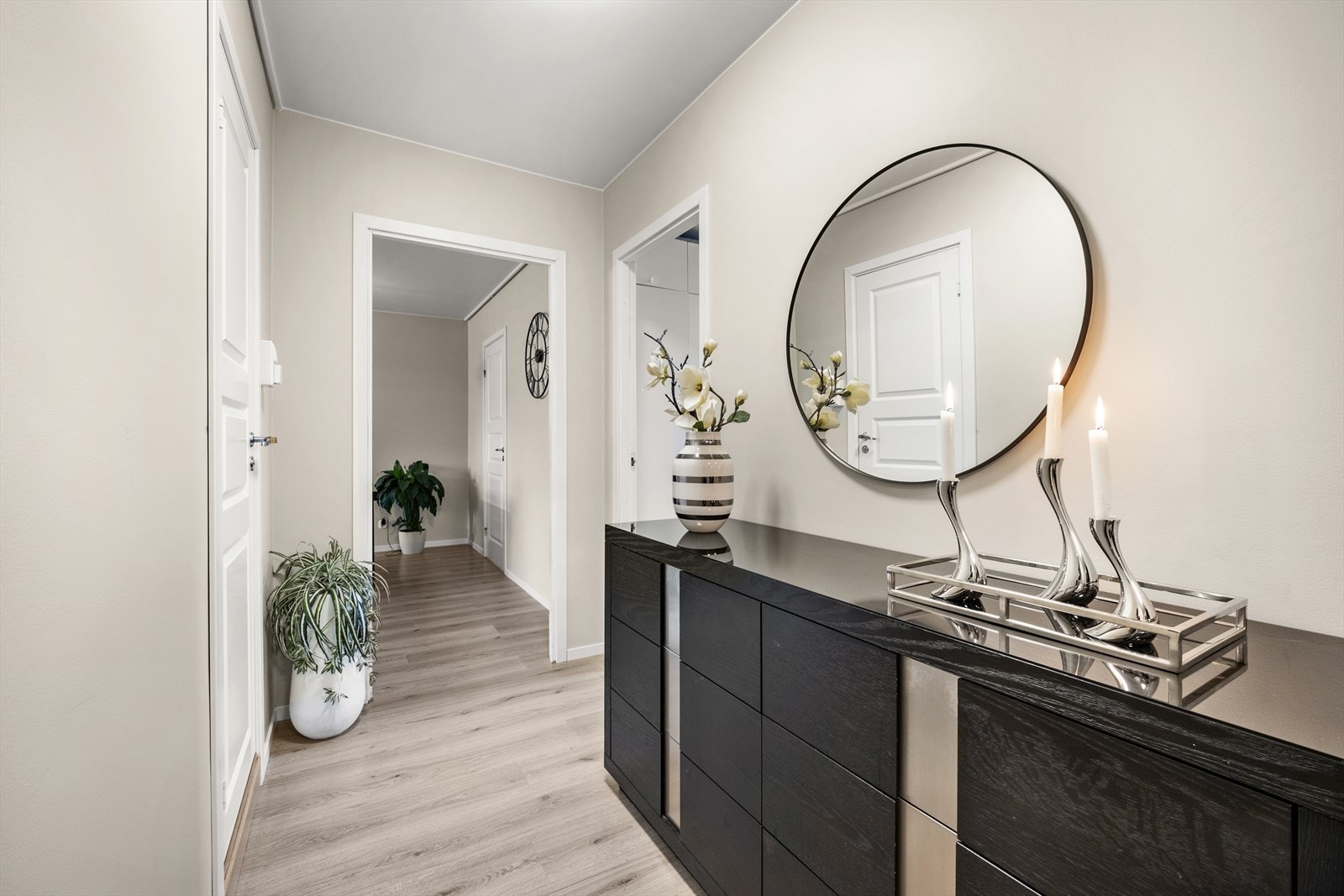 Fin hall med oppbevaringsmuligheter Galleribilde