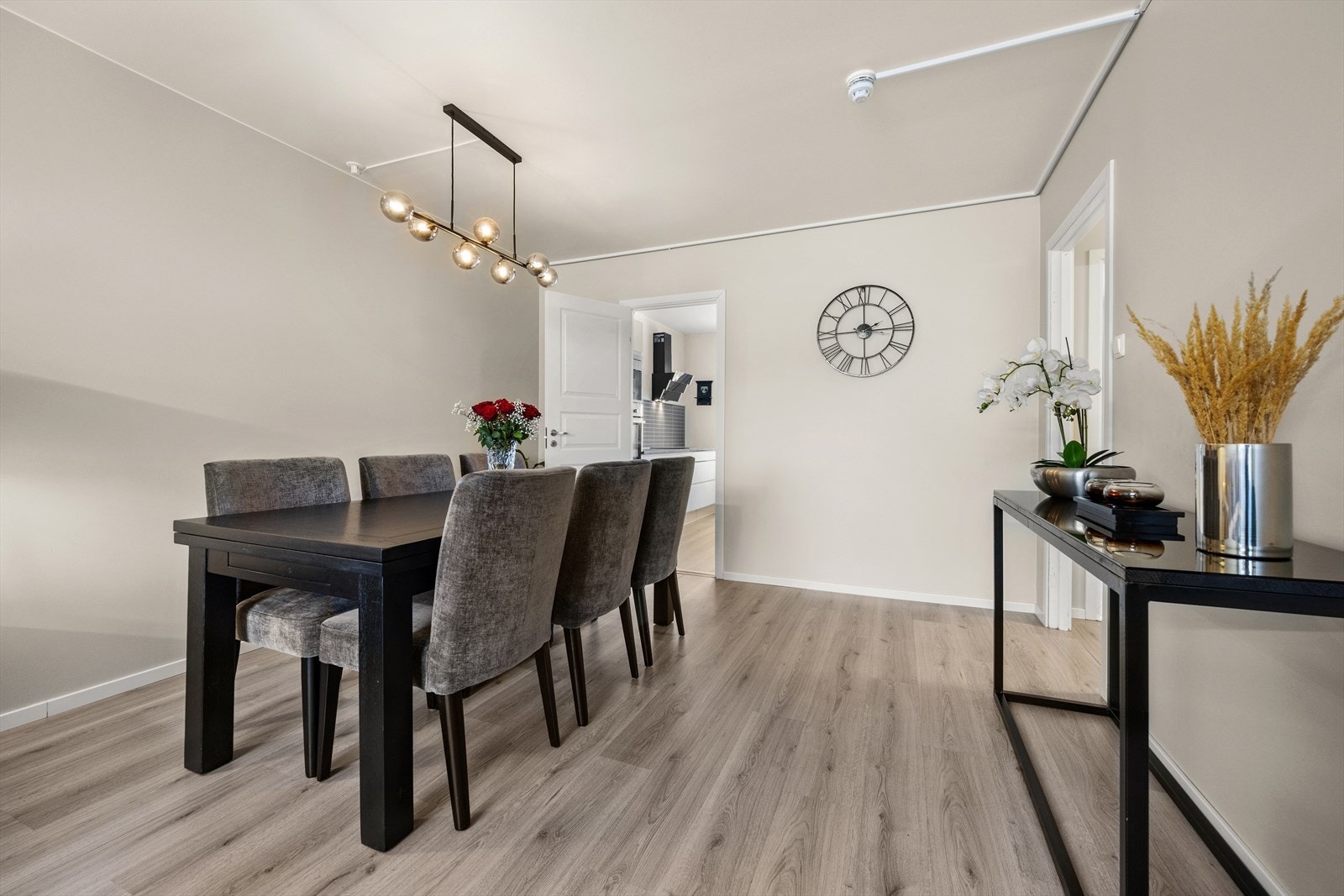 I tilknytning til kjøkken er det naturlig møbleringsplass for spisestue Galleribilde