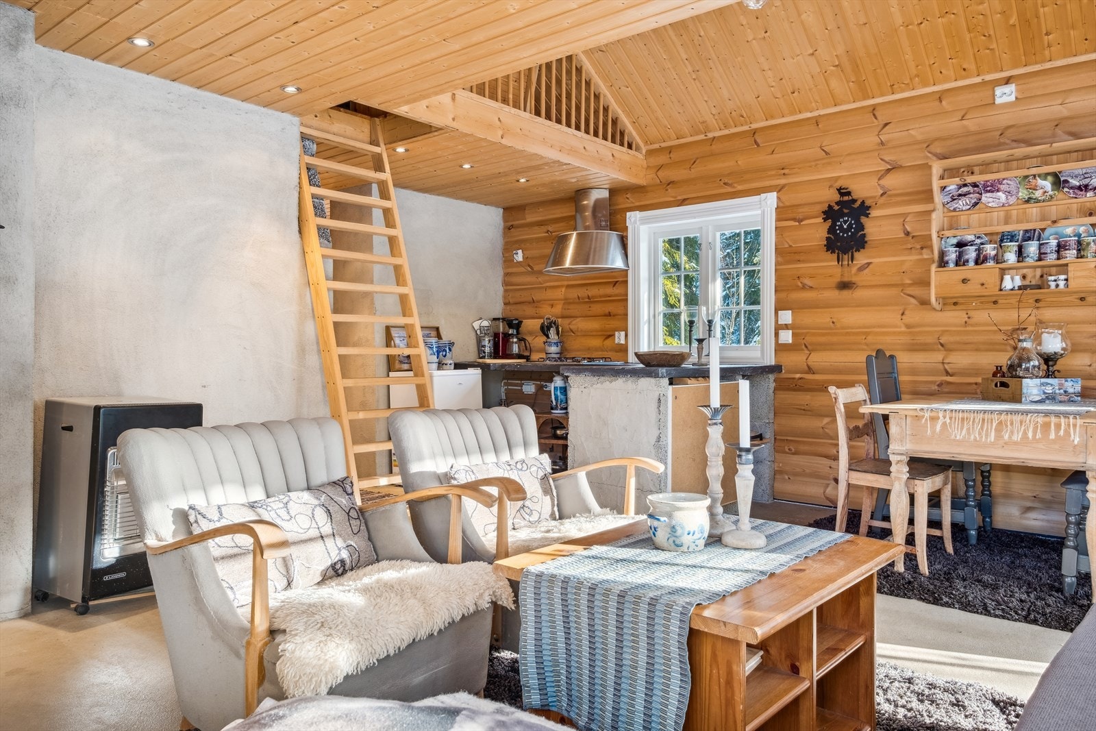 Hytta har et koselig preg med gode muligheter for sosiale sammenkomster eller trekke seg tilbake. Galleribilde