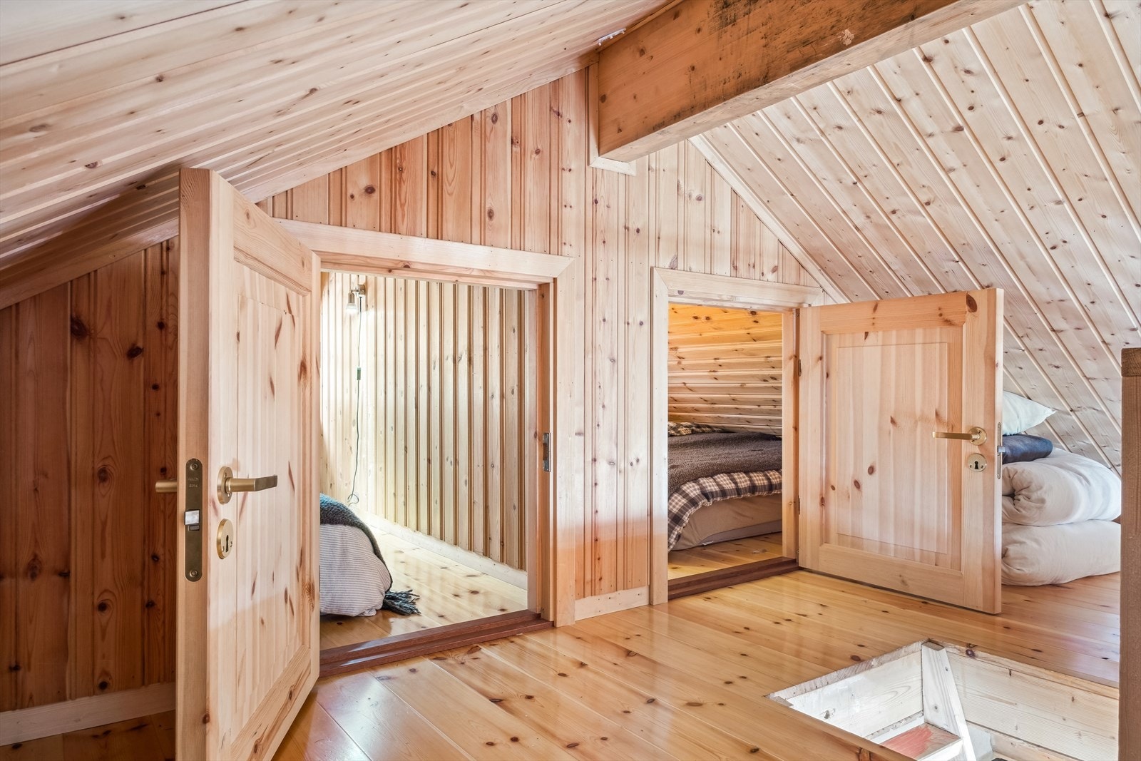 Hemsen er innredet med 3 soverom. Disse er ikke søkt og godkjent som varige oppholdsrom. Galleribilde