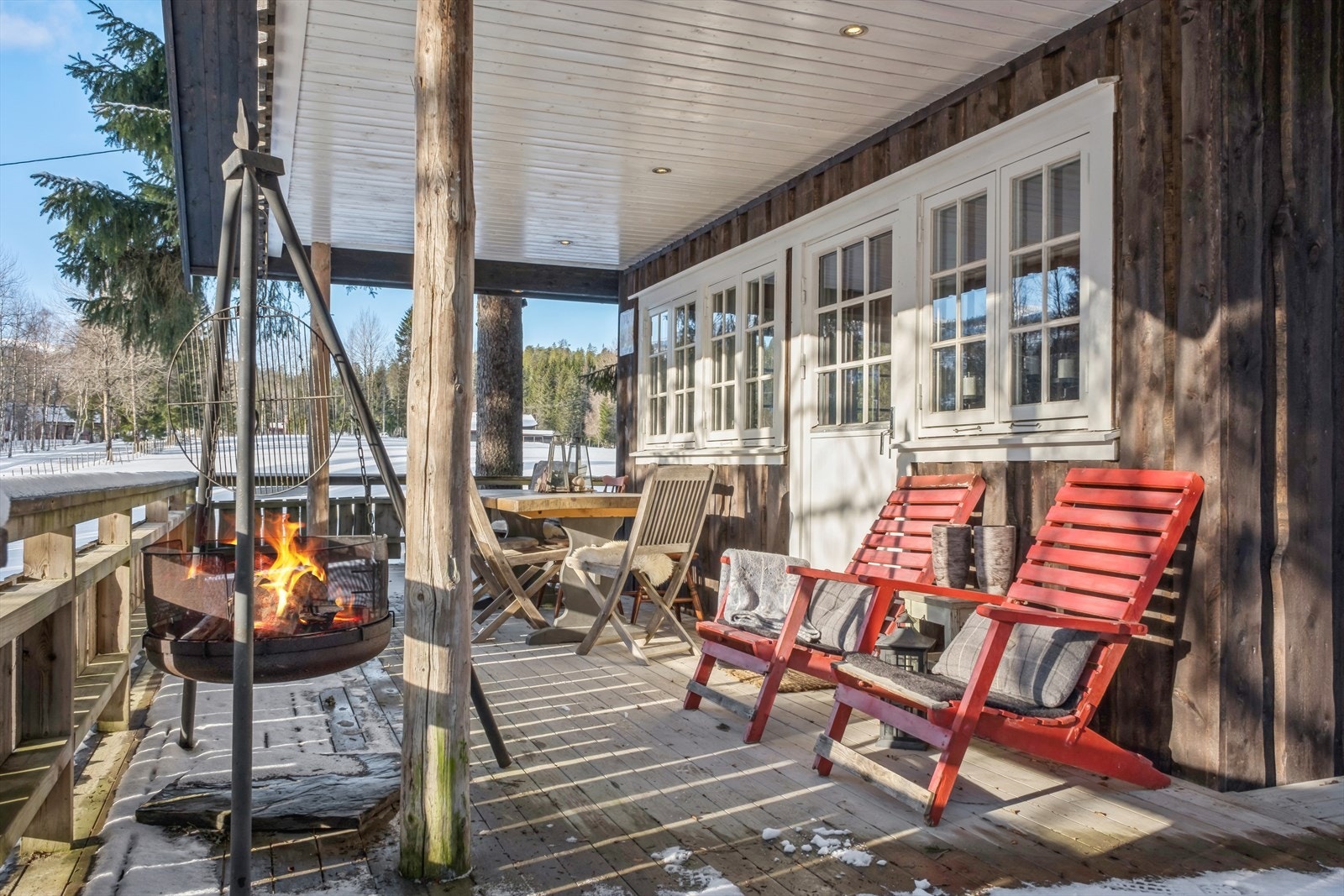 Terrassen omkranser hytta og hvor framsiden av hytta vender mot Sør. Galleribilde