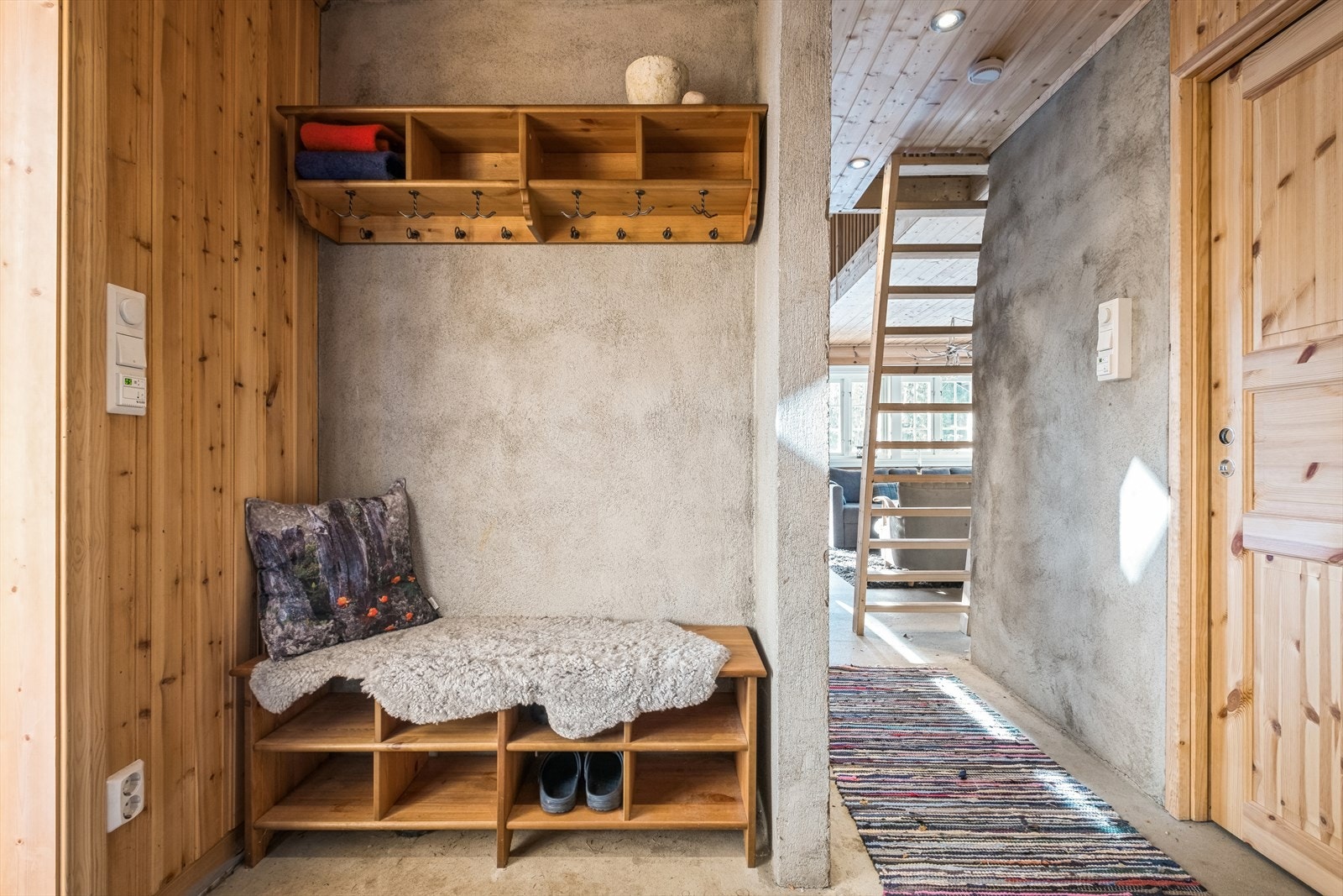 Romslig entré som har godt med plass til oppheng av yttertøy og sko. Galleribilde