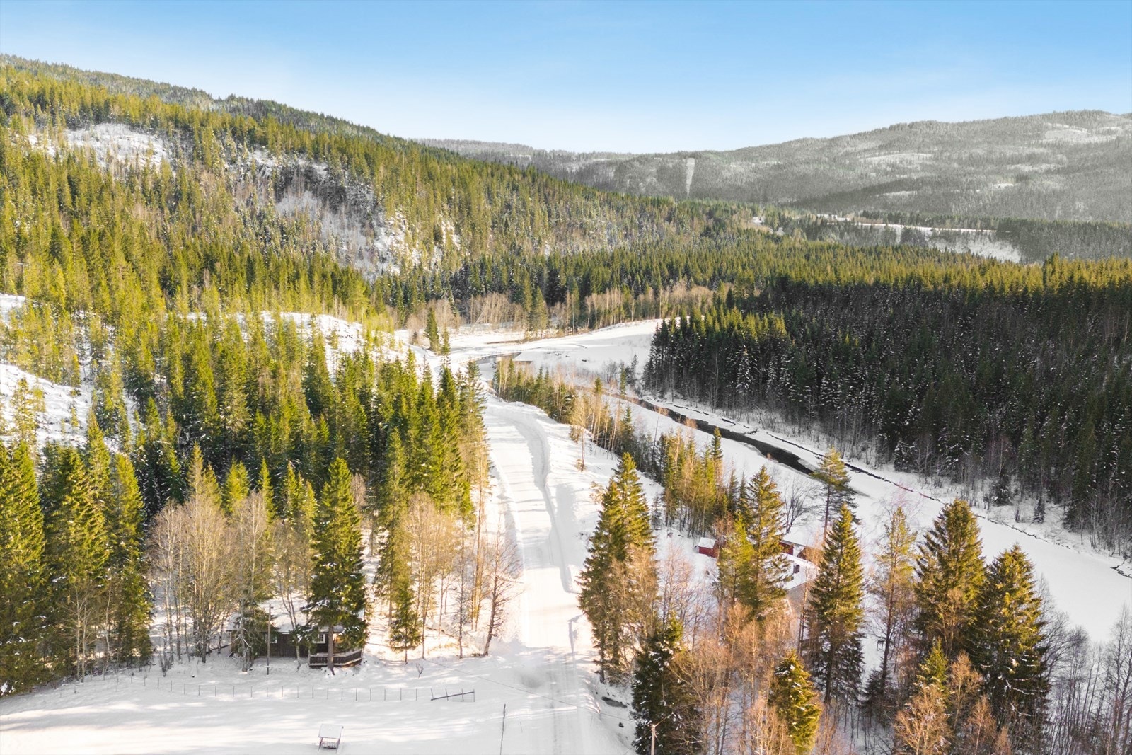 Bademuligheter i Helgåa bare 100m fra hytta om sommerne. Galleribilde