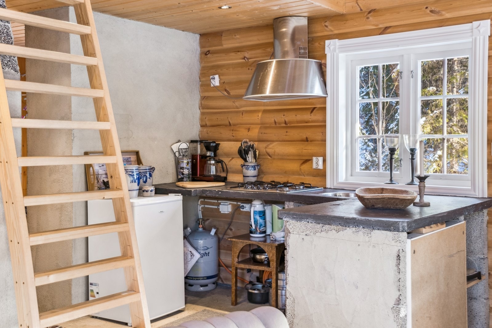 Det er varmekabler i støpen i gulvet som varmer opp hytta. Ellers er det benyttet gassovn. Galleribilde