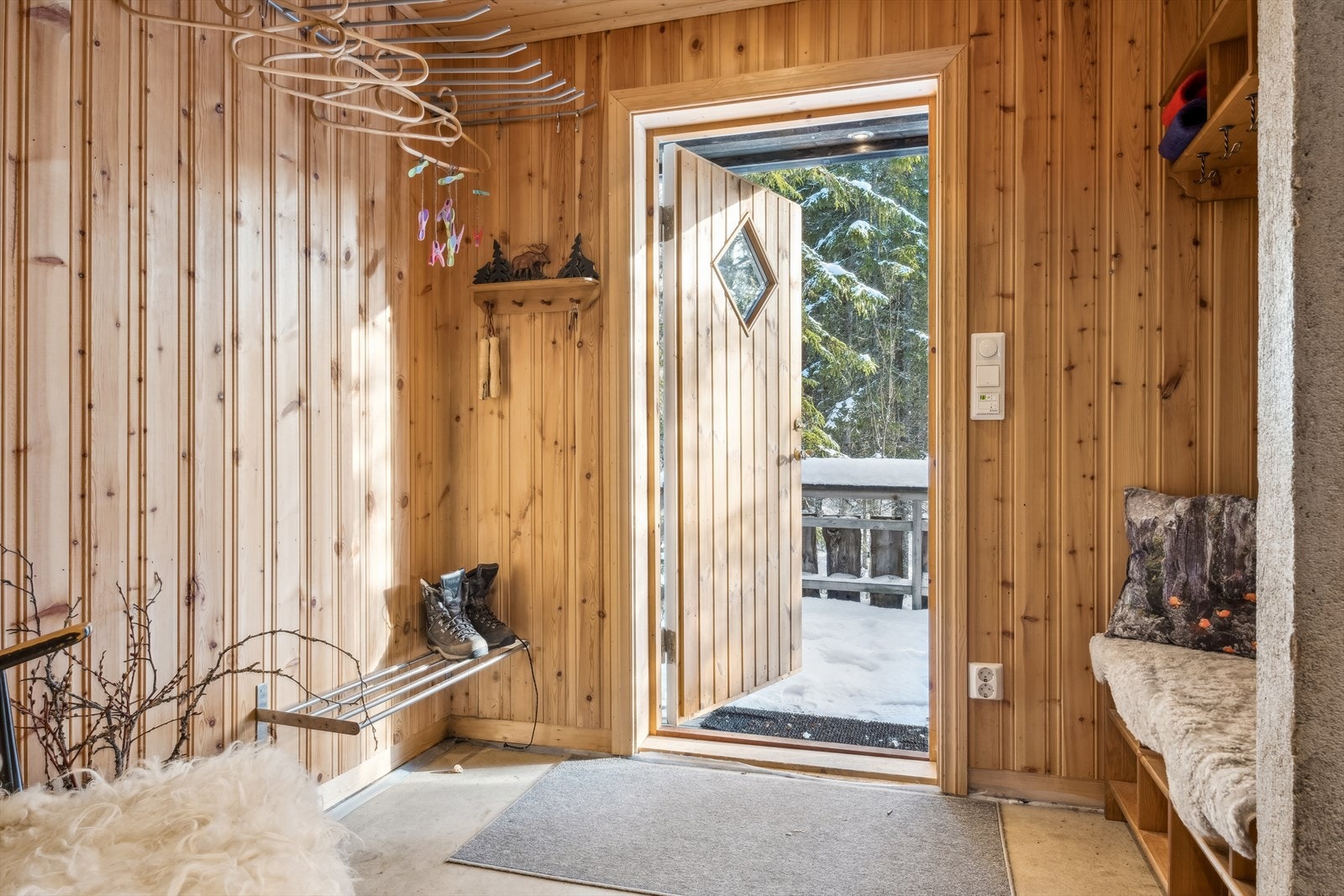 Utedoen og boden er like ved utgangsdøren hvor man har godt med lagringsplass. Galleribilde