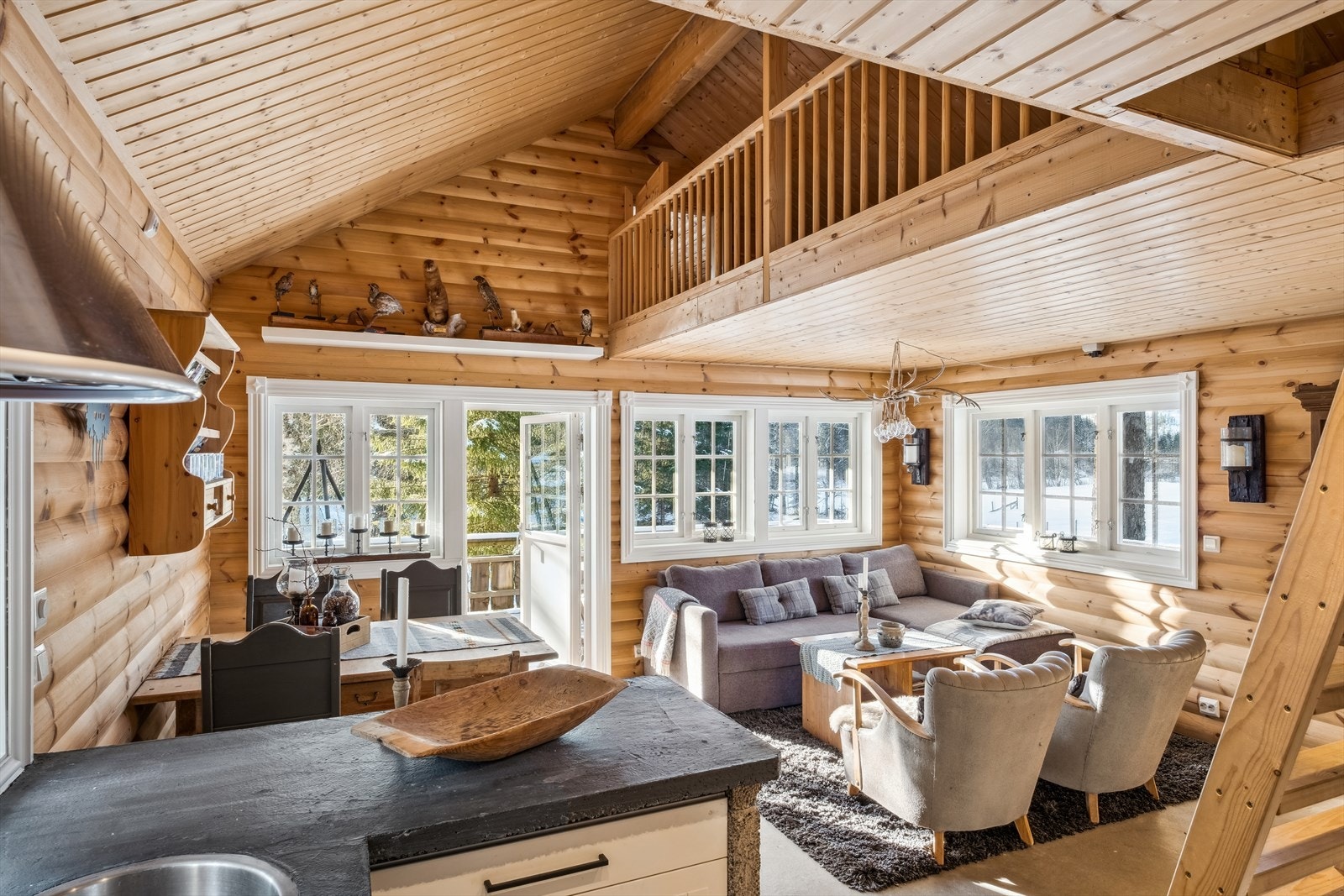 Lys og trivelig stue med mye lysinnslipp. Galleribilde