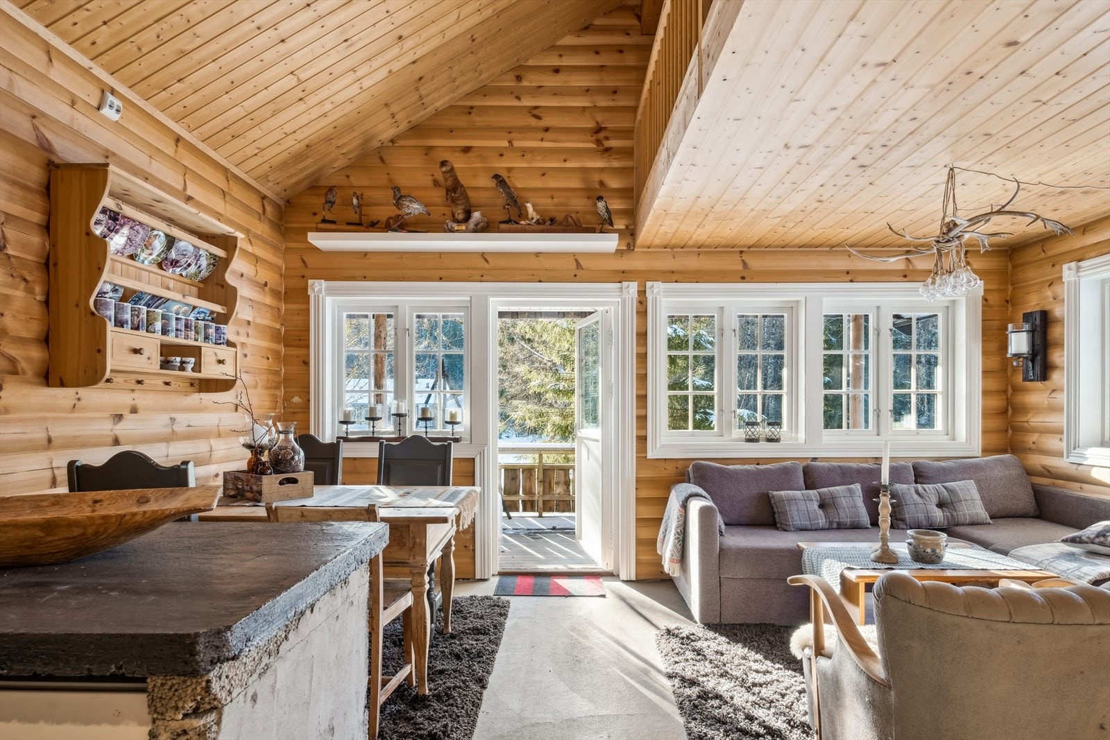 Fra stua er det balkongdør ut mot terrassen som i påsketider og på sommeren benyttes som en forelngelse av stua. Galleribilde