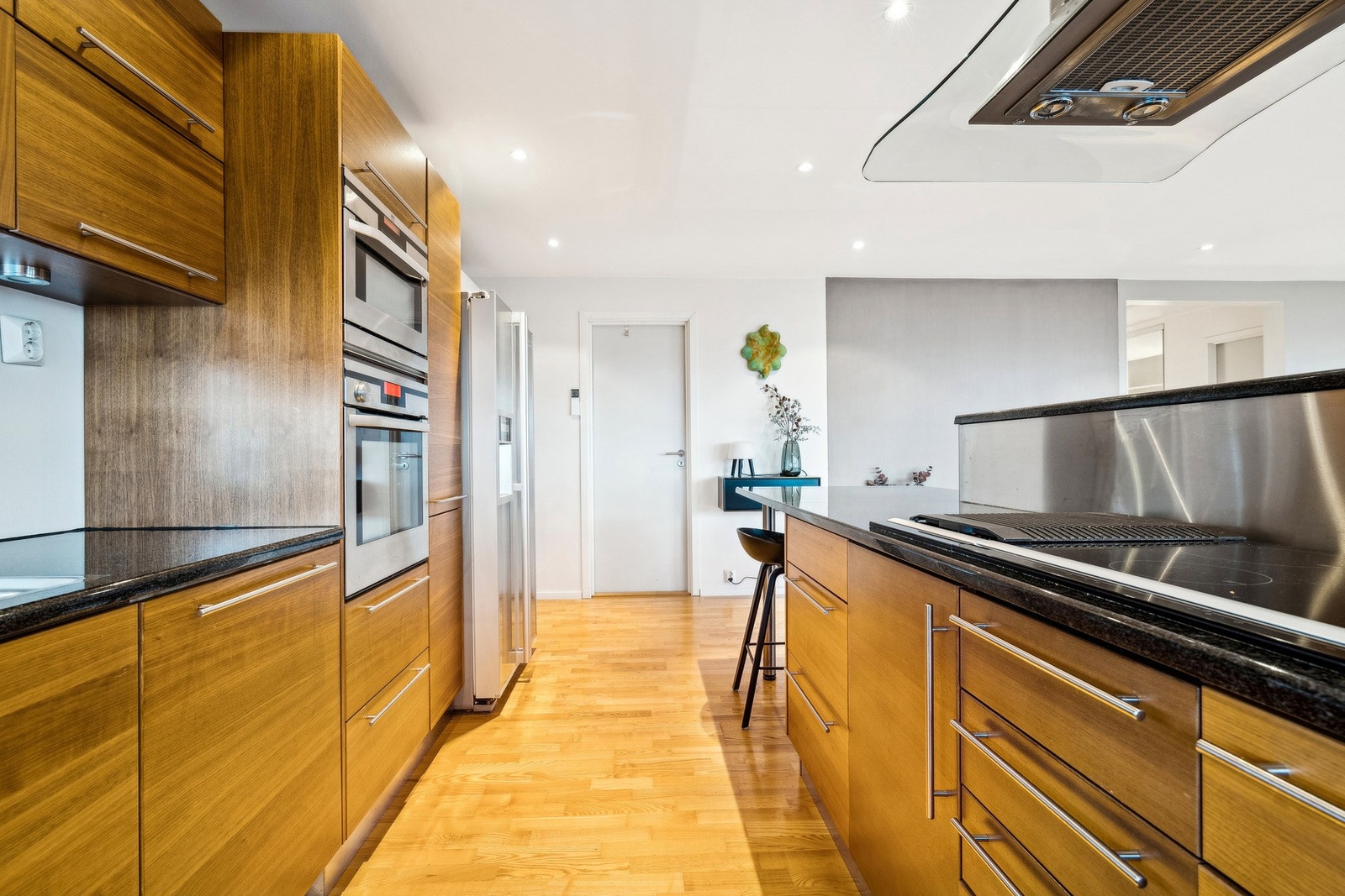 Integrerte hvitevarer: Platetopp med frityr-/ grillfunksjon, stekeovn, dampovn og oppvaskmaskin. Galleribilde