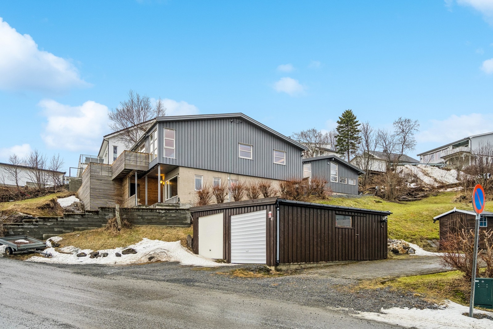 Boligen disponere halve garasjen, halvpart mot boligen. Galleribilde