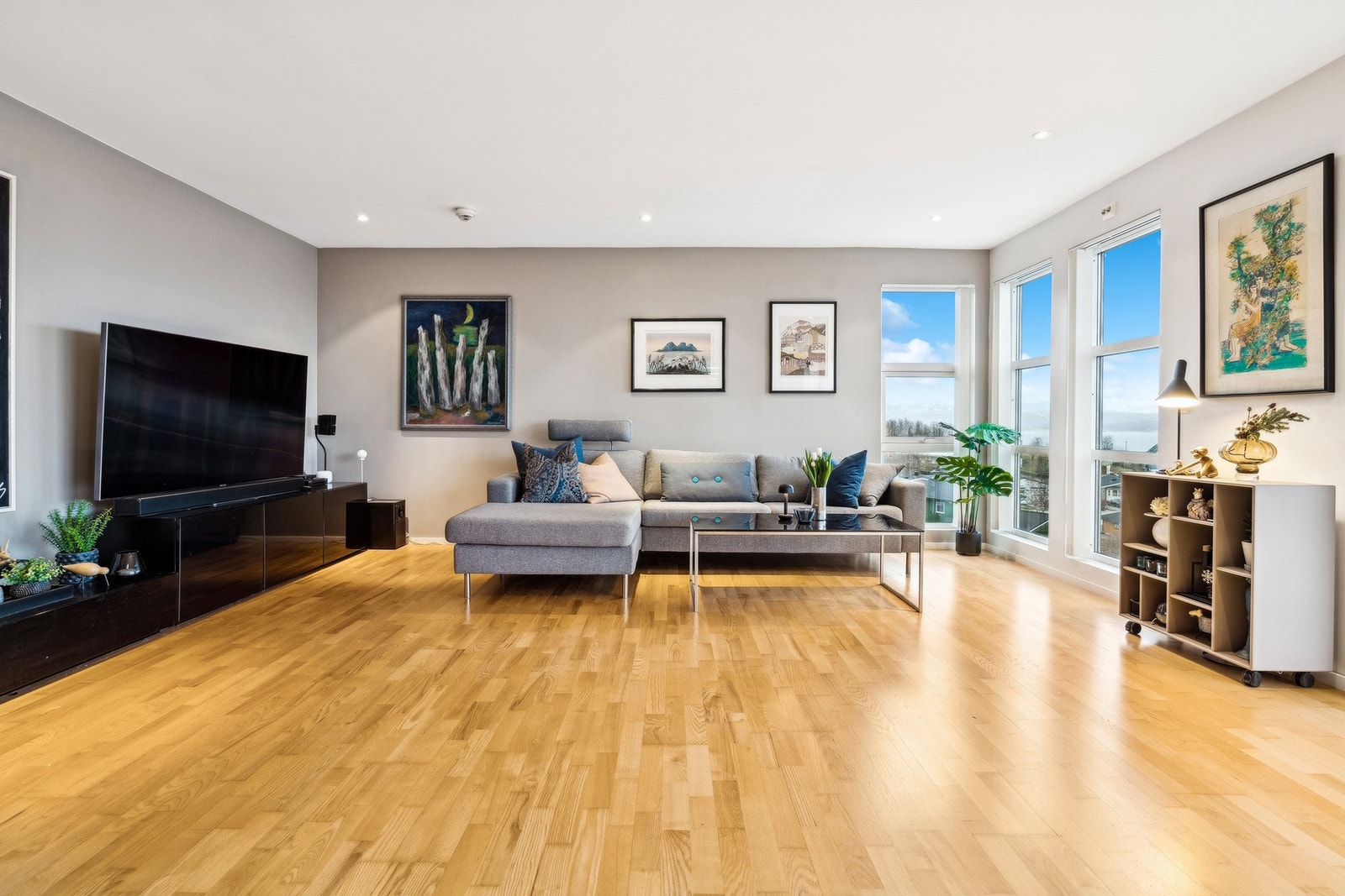 Boligen har en god planløsning og svært romslig stue med kjøkken i åpen løsning. Galleribilde