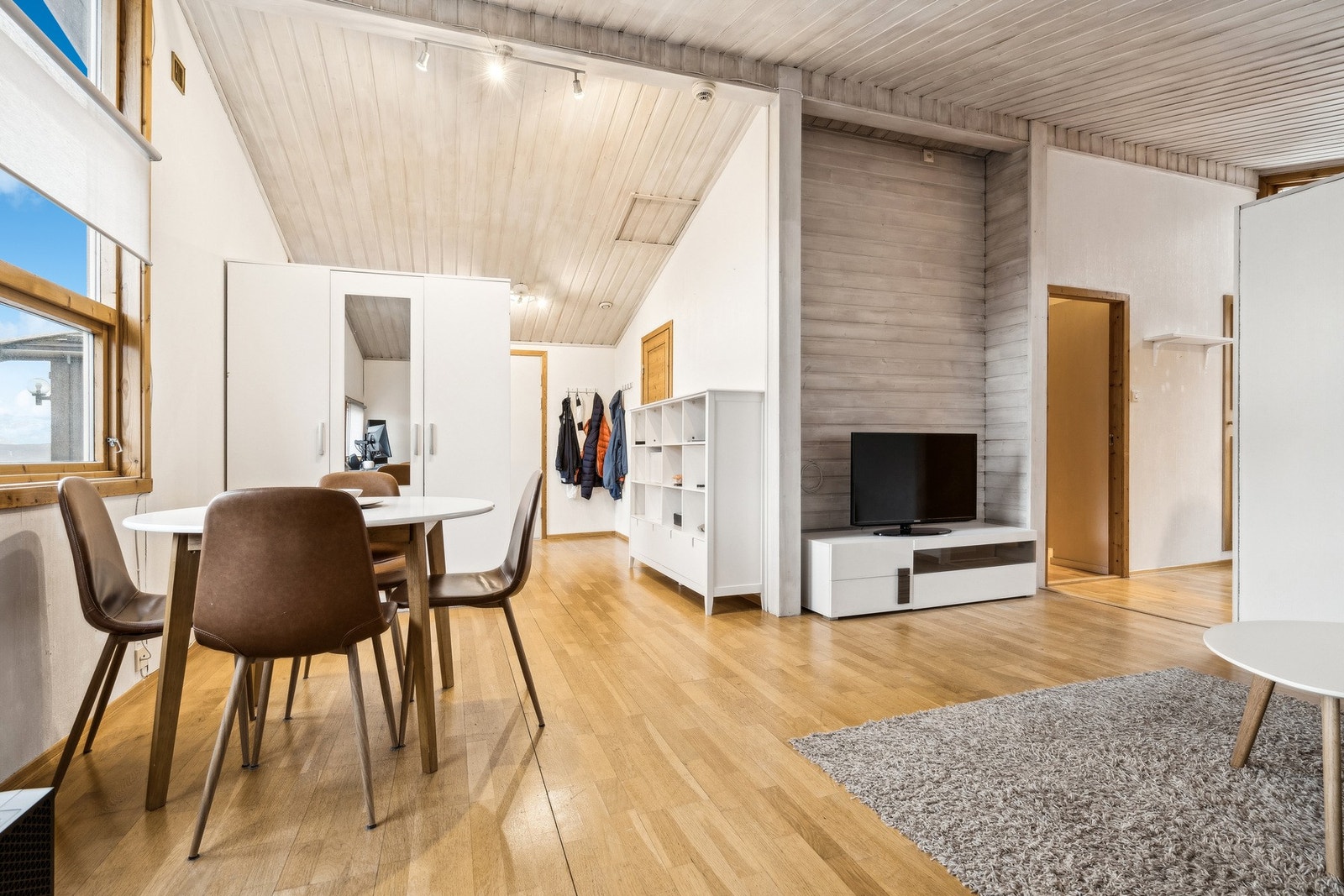 Her er det en funksjonell planløsning og god takhøyde. Galleribilde