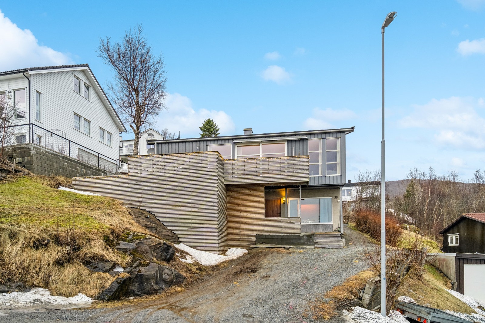 På baksiden av boligen er det en romslig tilleggstomt, se kart i prospekt. Galleribilde