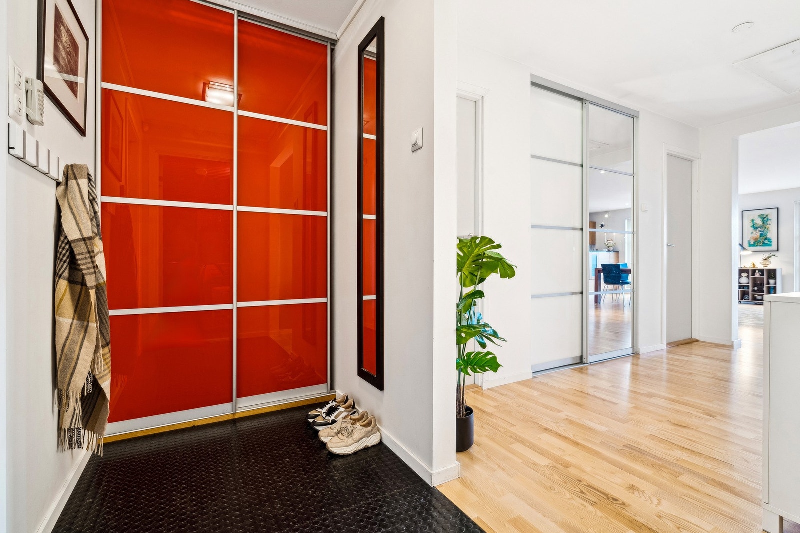 I mellomgangen og hall er det skyvedørsgarderober for ekstra oppbevaringsplass, i tillegg til en romslig garderobe i entré. Galleribilde