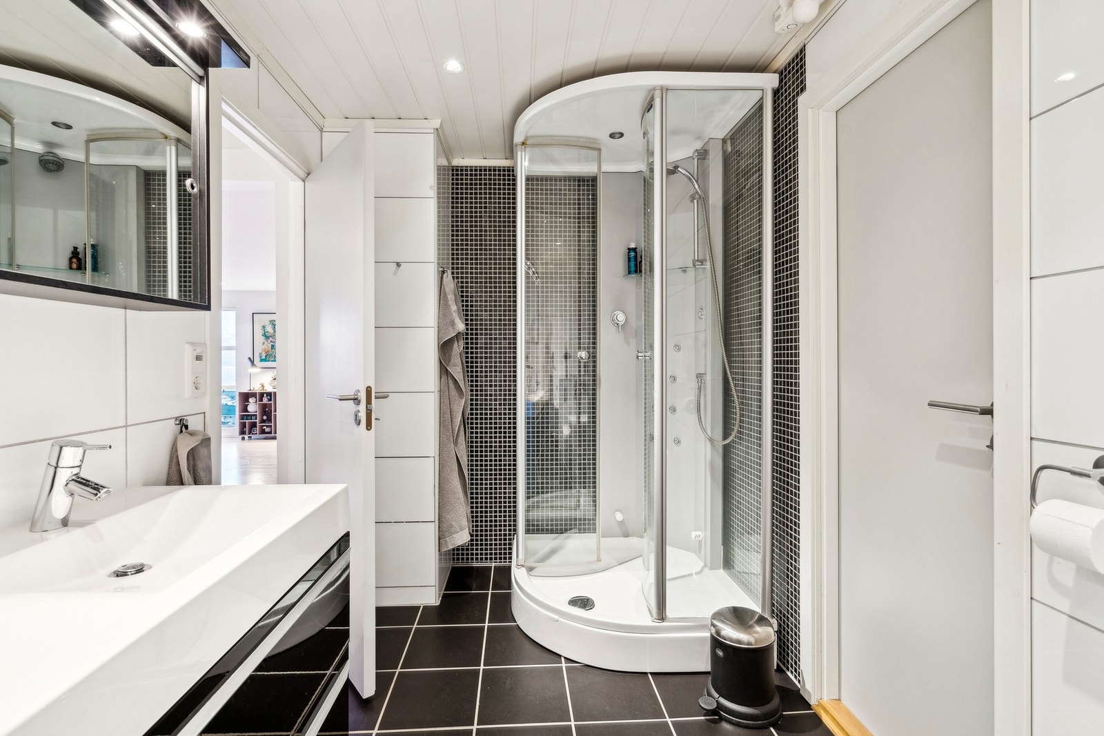 Innredning med to nedfelte vasker, dusjkabinett og badekar. Galleribilde