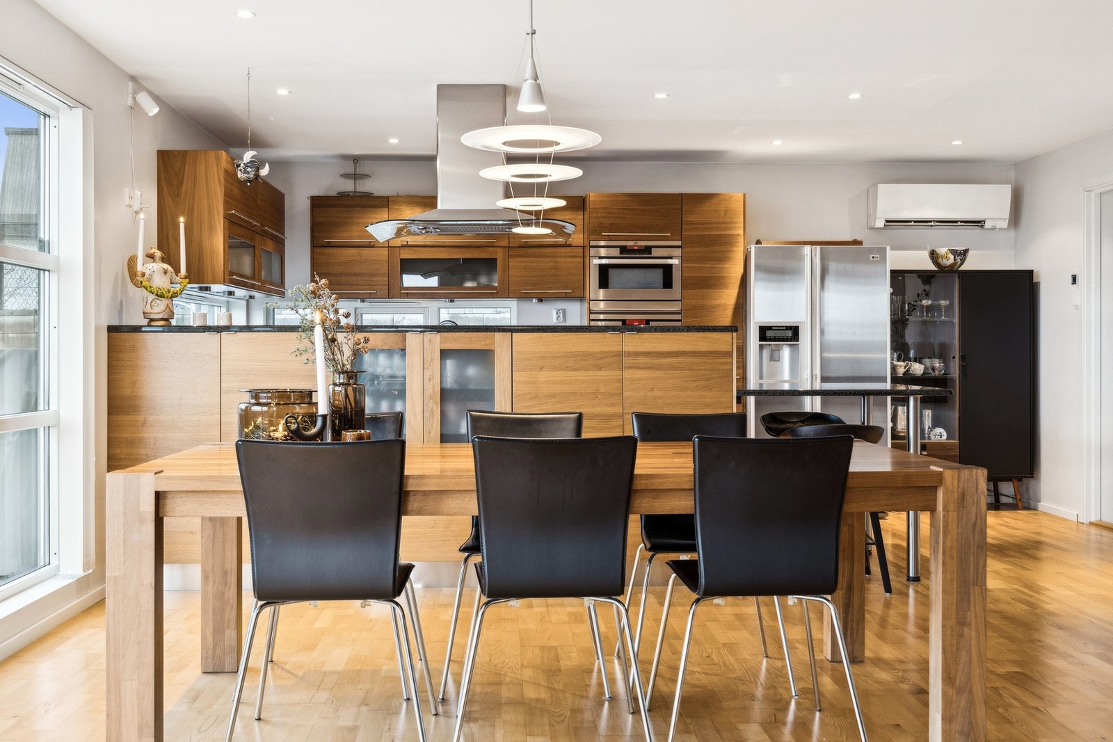 Kjøkkenet er fra Nygård og er godt utbygget med benk og skapplass. Galleribilde