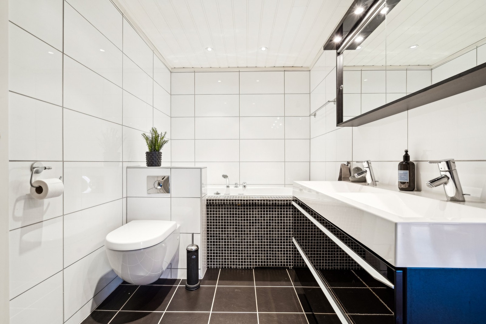 Stilrent og tidløst bad modernisert i 2007, med elektriske varmekabler. Galleribilde