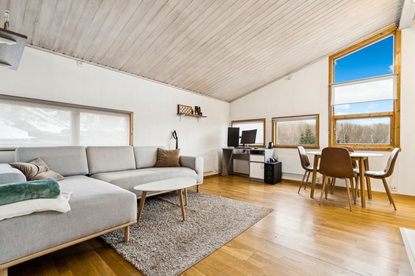 I bakkant av boligen ble det i 1979 tilbygget en utleiedel. Det er felles inngang med hoveddel, med andre ord kan man fint benytte denne selv derom man trenger ekstra plass. Galleribilde