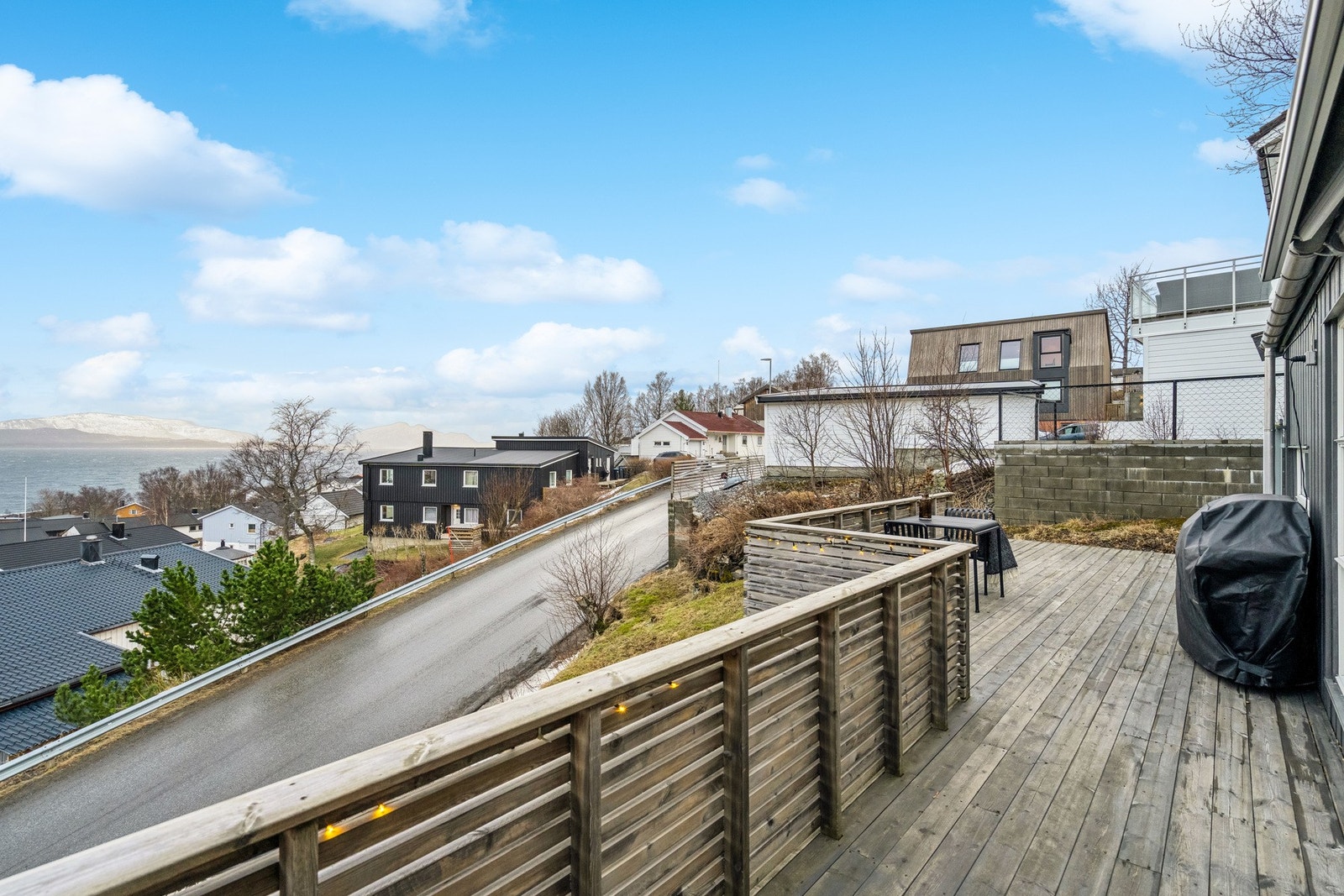 Fra stue er det utgang til en romslig og solrik balkong med upåklagelig utsikt. Galleribilde