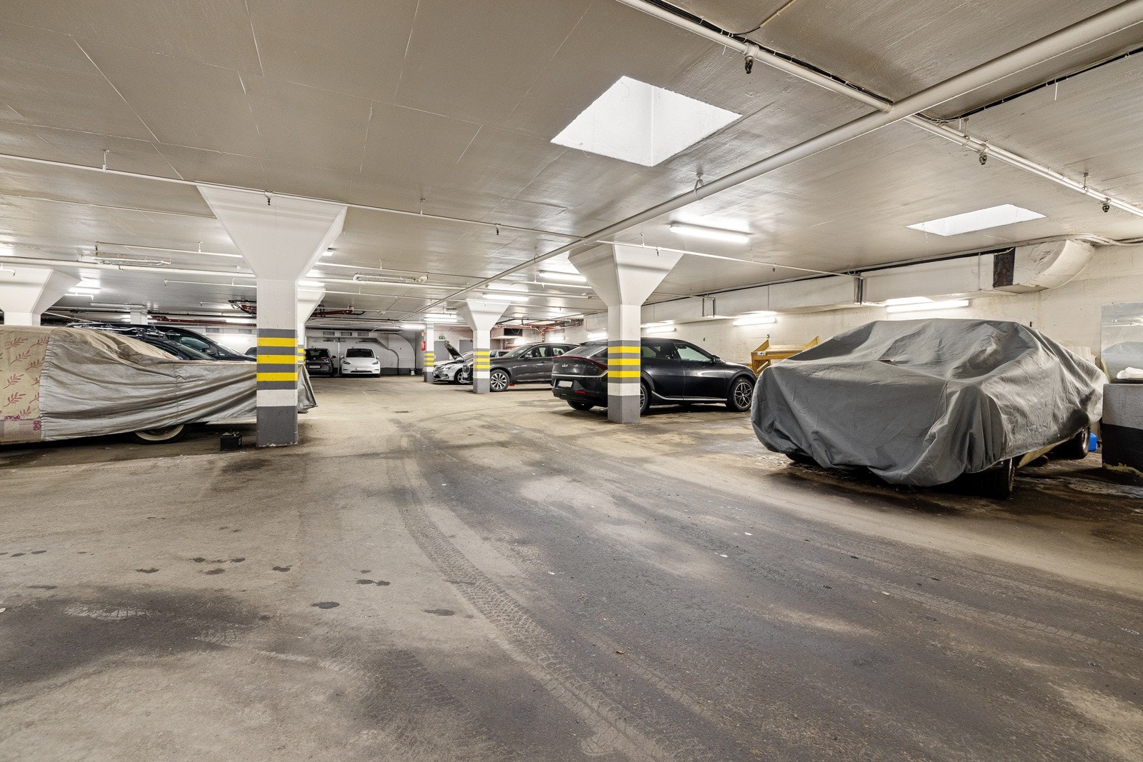 Mulighet for leie av garasjeplass i bygget. Konferer megler for mer info. Galleribilde