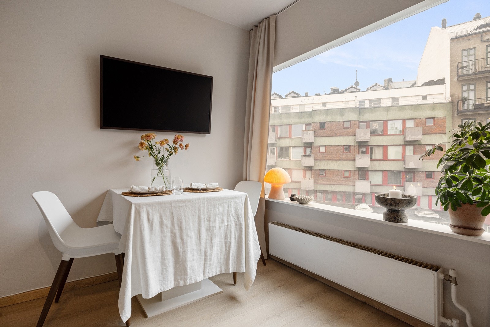 Mye lysinnslipp som gjør at leiligheten oppleves lys og luftig. Galleribilde