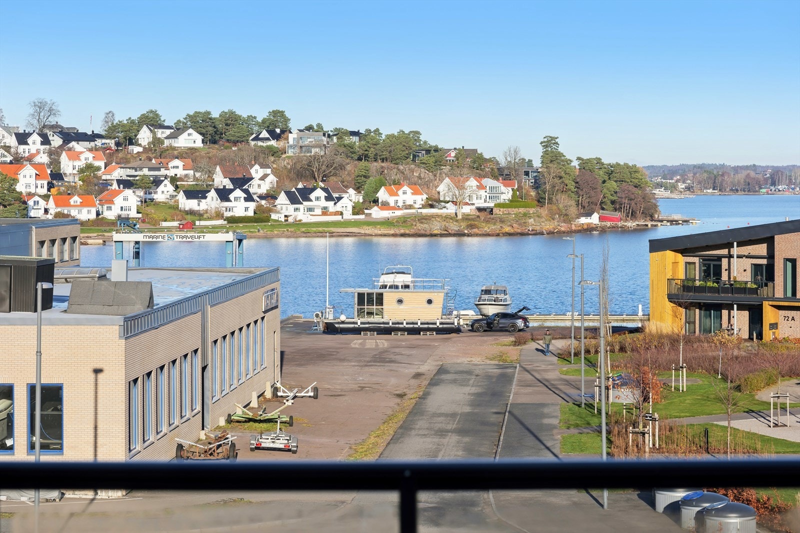 Sameiet har 2 store felles takterrasser som har ulike soner med plassbygget sittegrupper, utekjøkken og beplantning. Begge takterrassene har gode solforhold, og vakker utsikt. Galleribilde