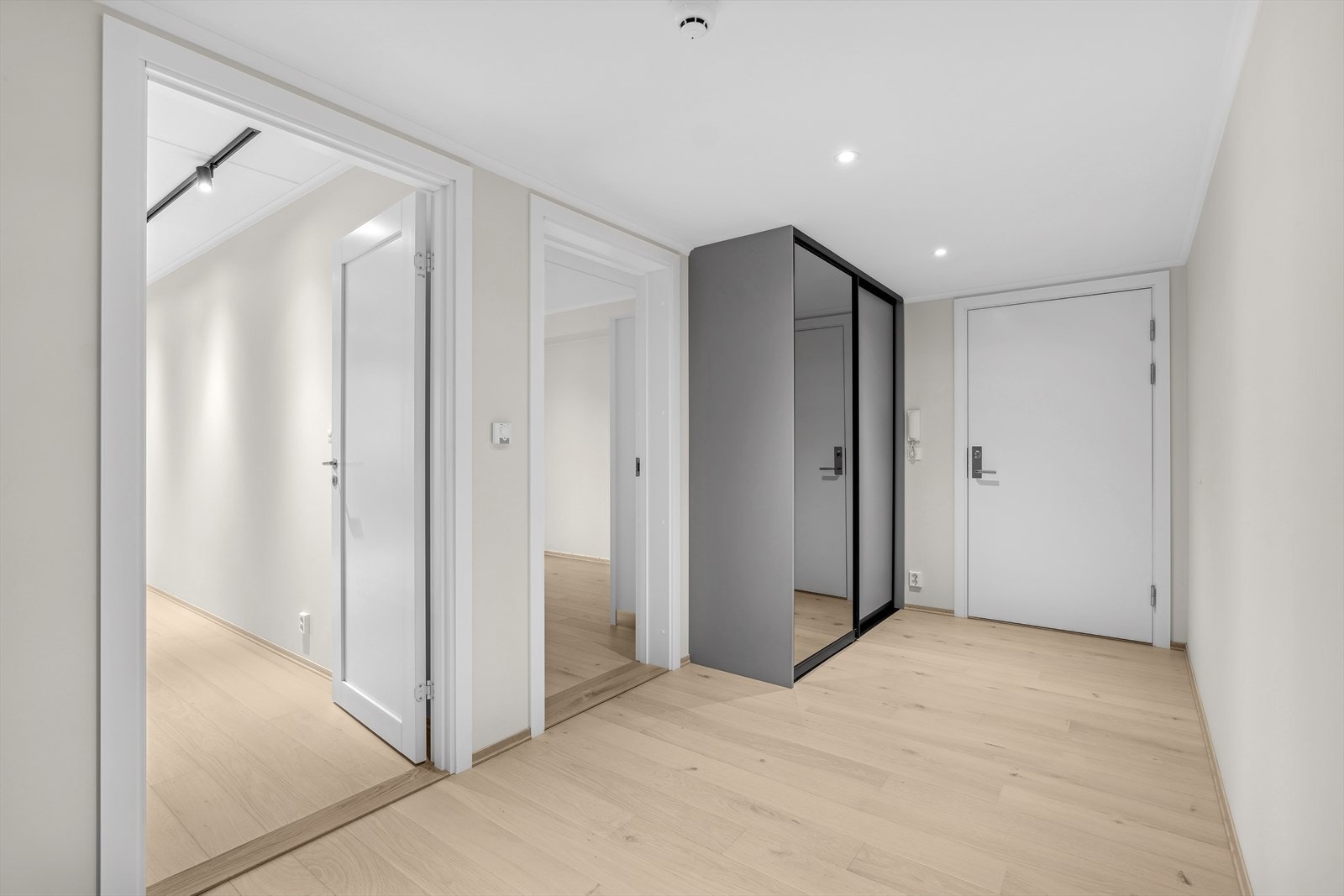 Velkommen inn - Leiligheten har en stor romslig entrè hvor det er satt inn 2 takhøye skyvedørsgarderober. Galleribilde