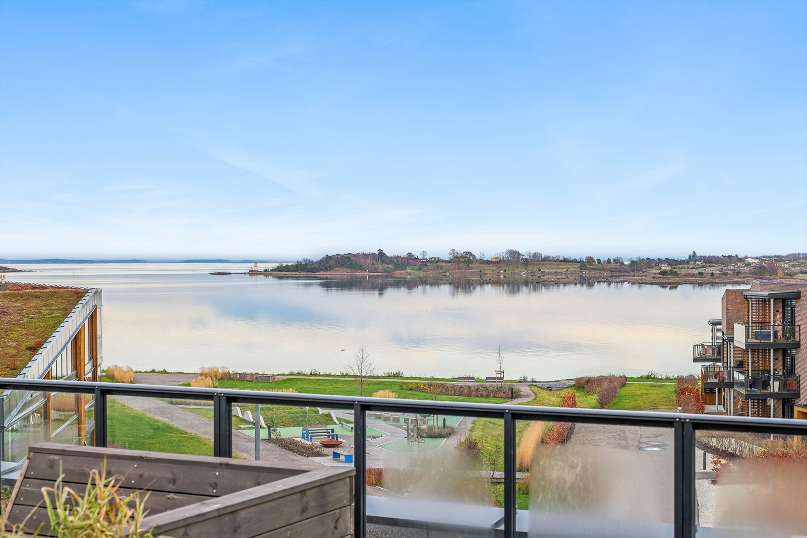 Hvert av byggene har en felles takterrasse, med tilpasset vegetasjon, som gir anledning til sosiale treff, enkel kokkelering og rekreasjon. Galleribilde