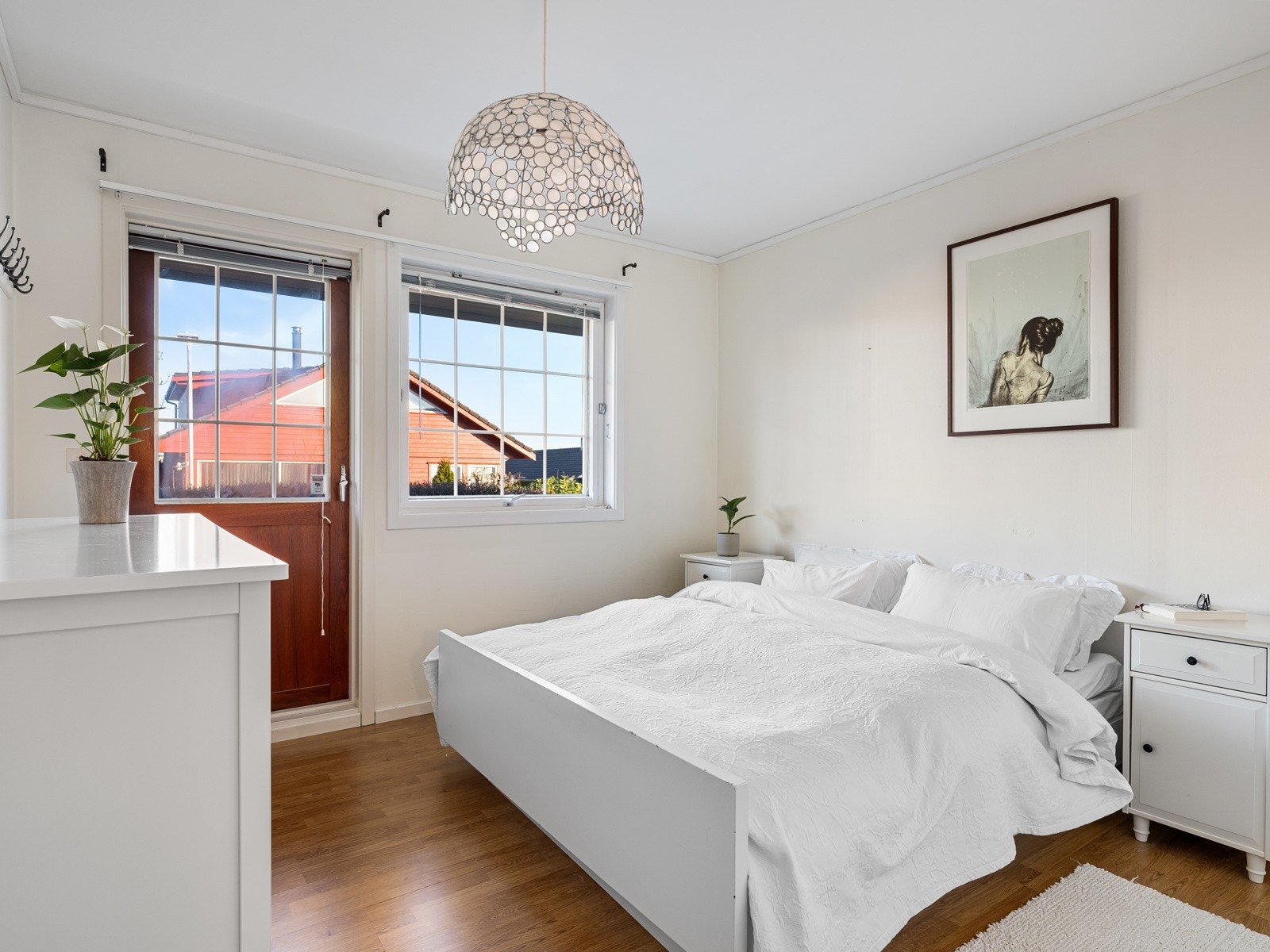 Lyst og romslig soverom med utgang til balkong Galleribilde