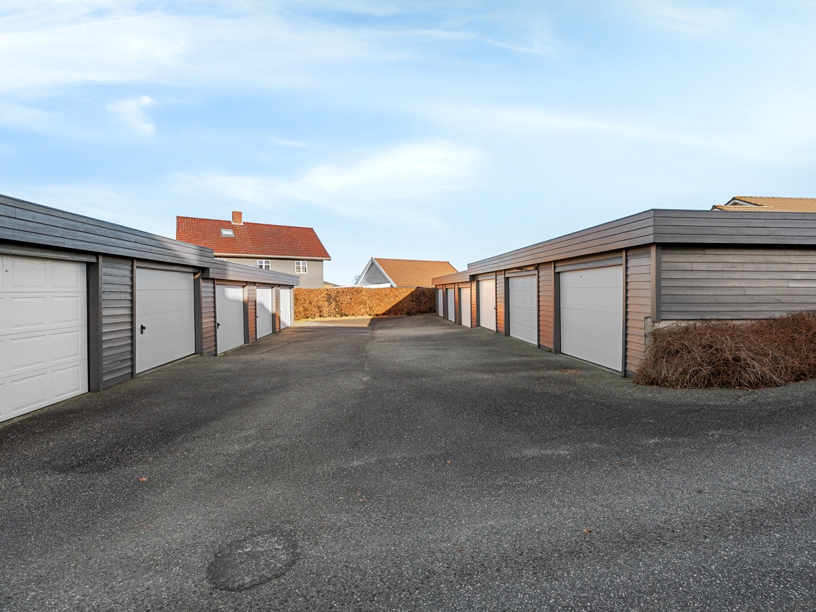 Med eiendommen følger det en garasje i felles anlegg med nyere garasjeport Galleribilde