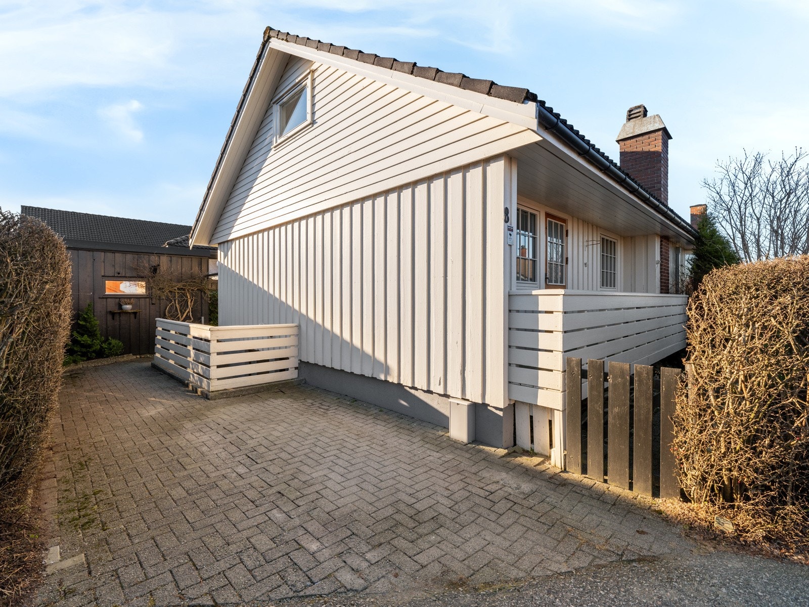 God plass til parkering i eget steinbelagt gårdsrom Galleribilde