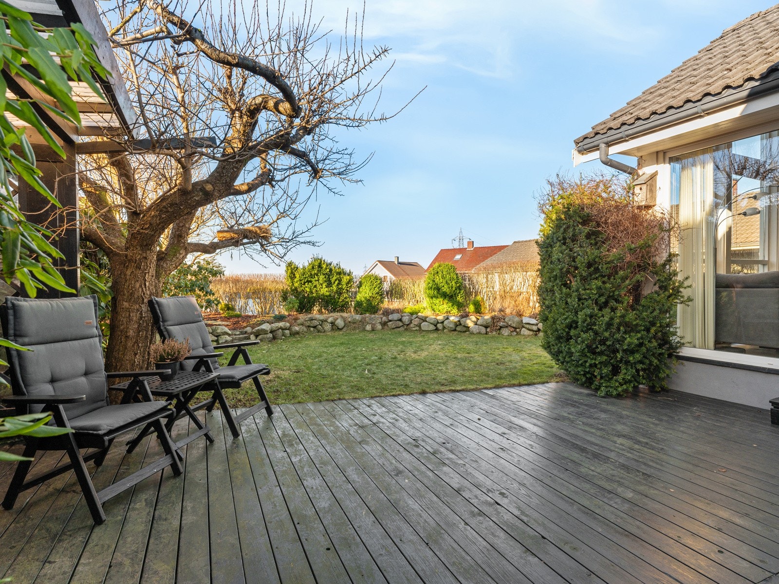 Romslig terrasseplatting hvor solfylte dager kan nytes Galleribilde