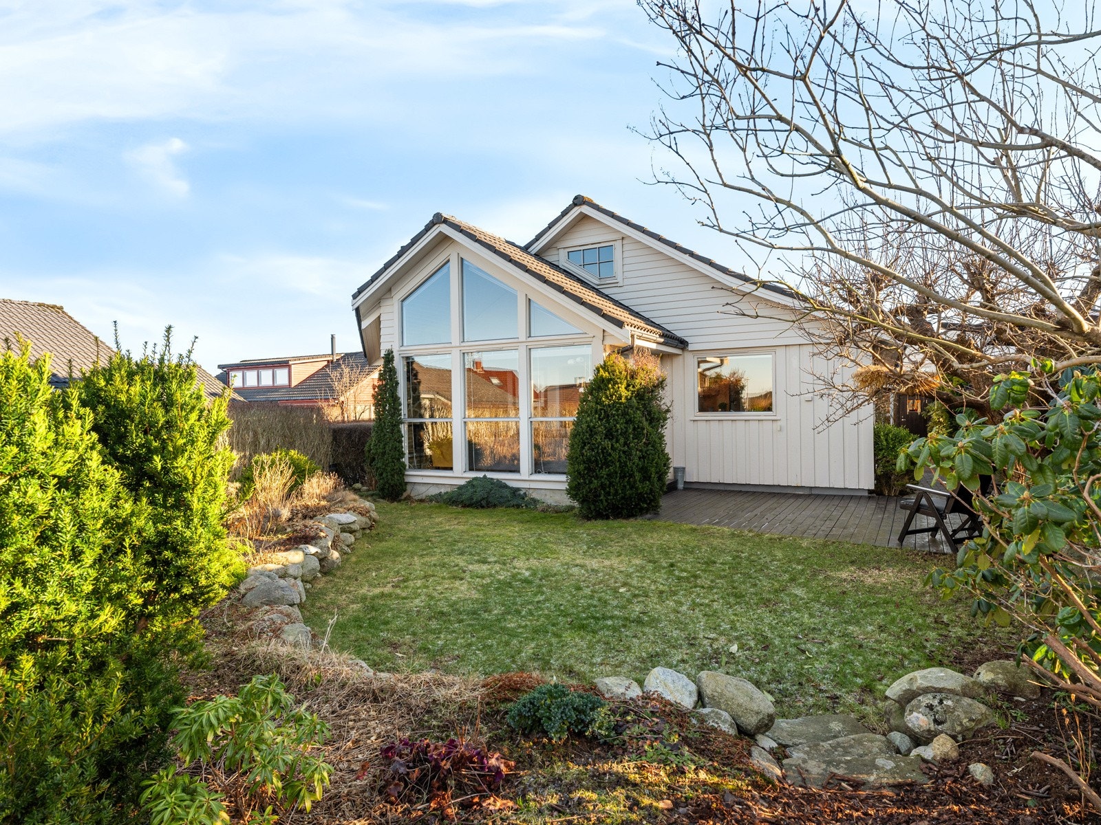 Pent opparbeidet uteområde med hage og flotte bed med beplatning Galleribilde