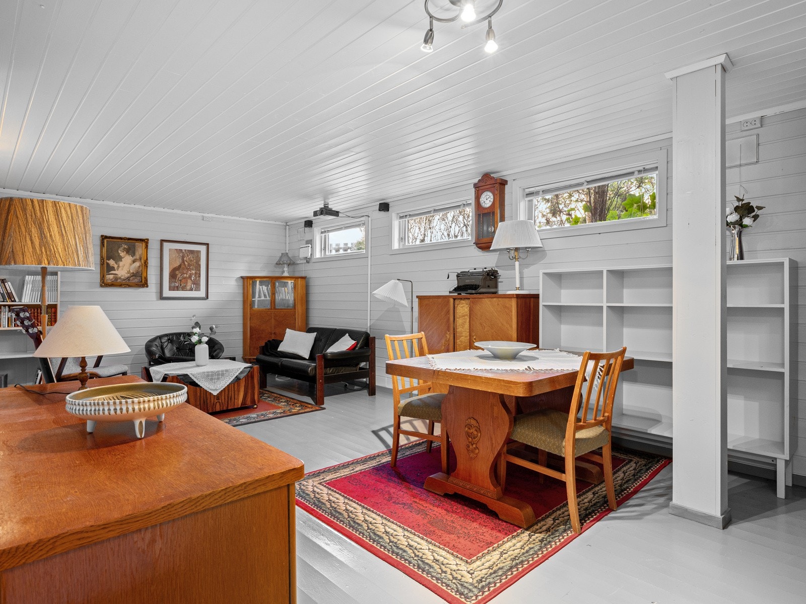 Kjellerstue med plass til forskjellig møblering Galleribilde