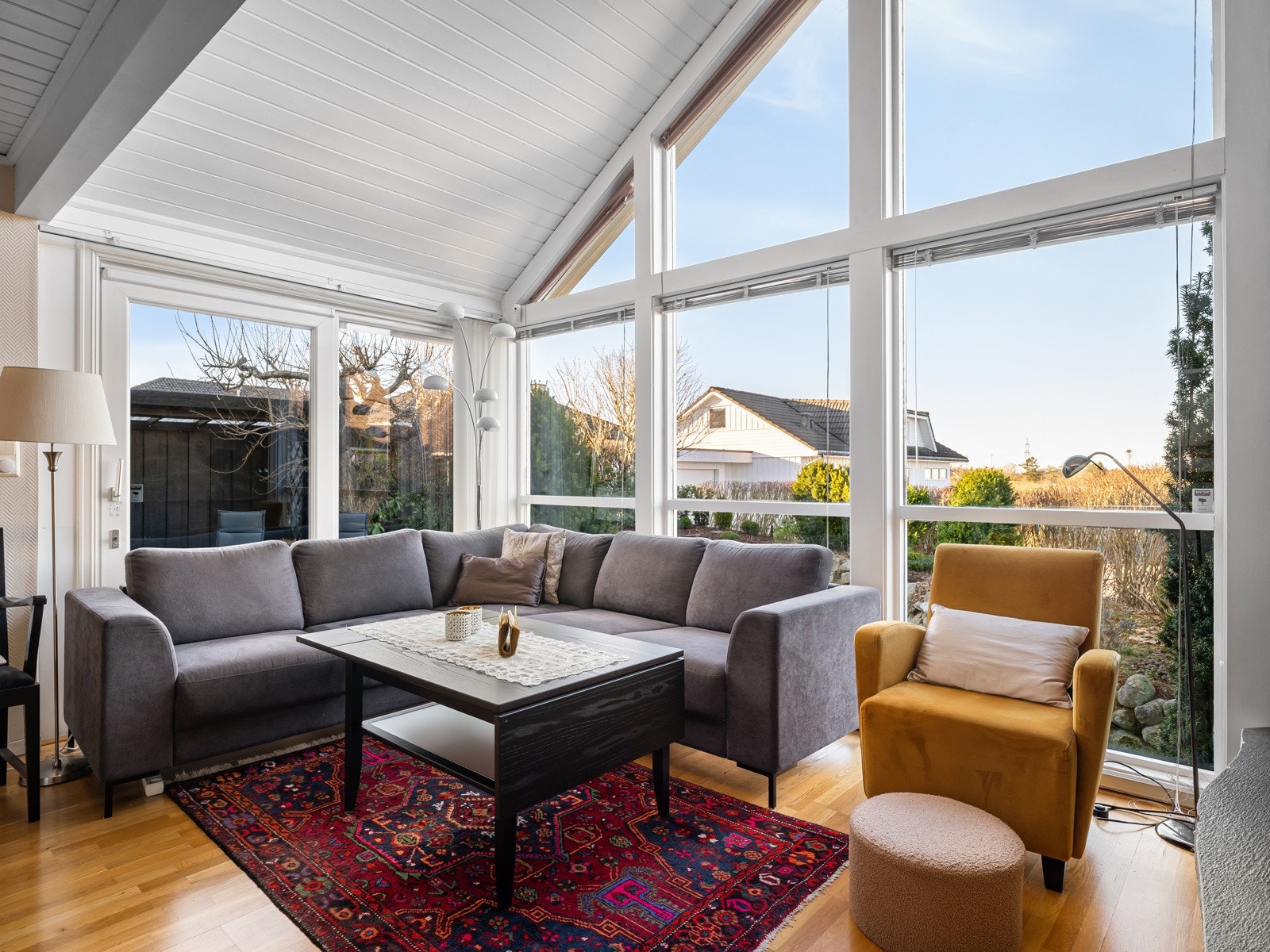 Fra TV-stuen er det skyvedør som tar deg videre til terrasse og hage Galleribilde