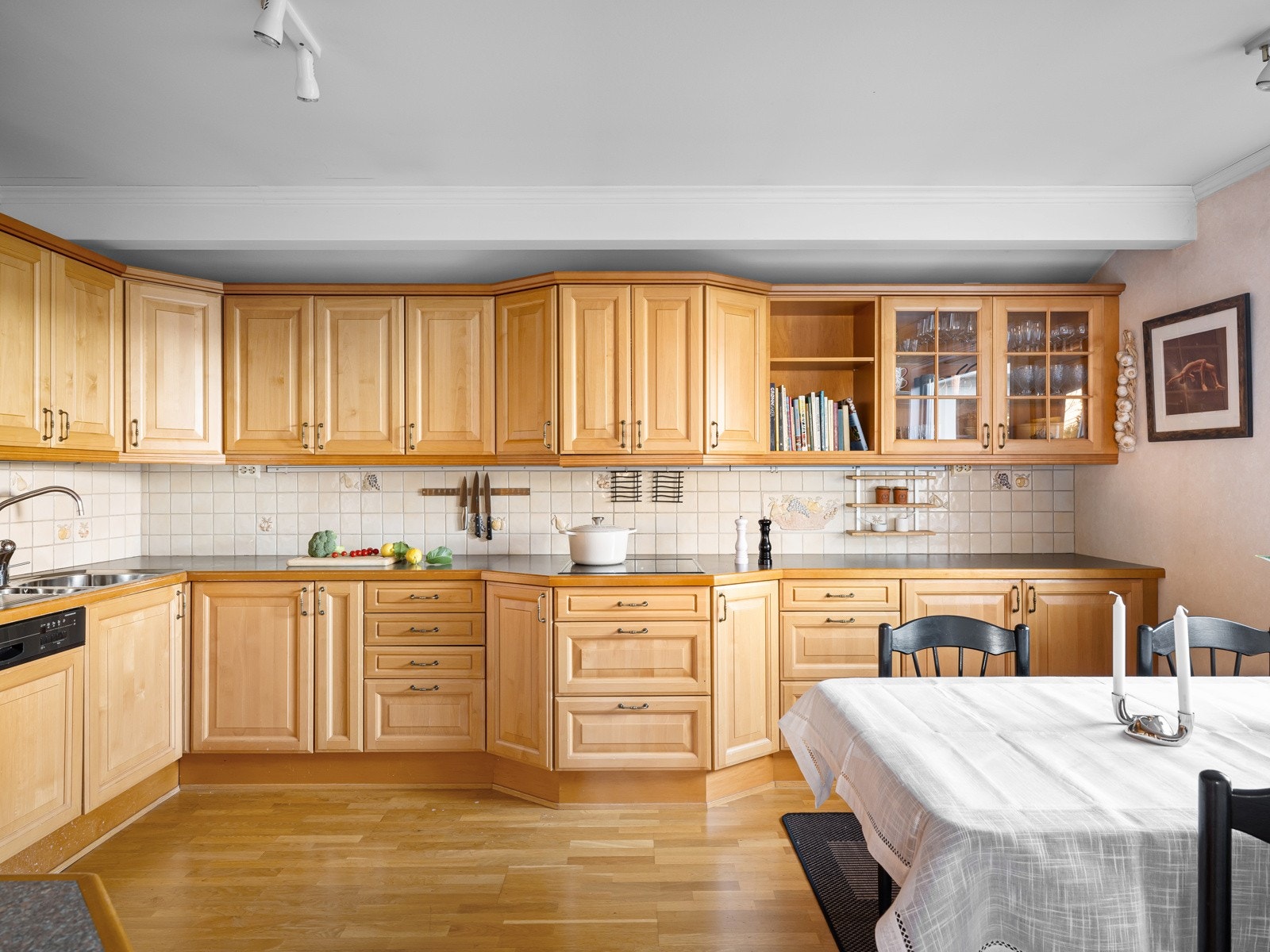 Romslig kjøkken med rikelig med skap- og benkeplass Galleribilde