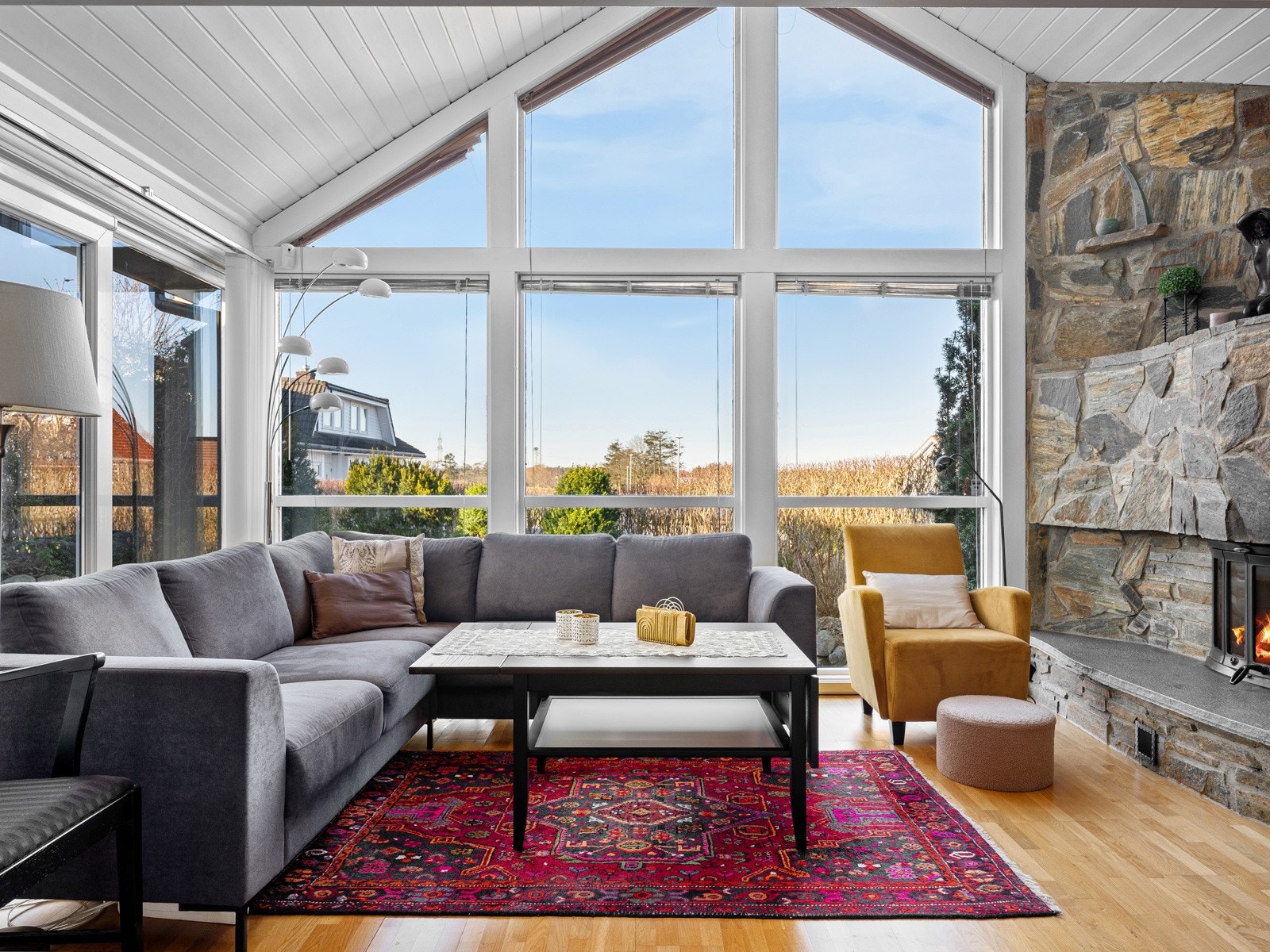 Ekstra takhøyde og store vindusflater gir herlig atmosfære i TV-stuen Galleribilde