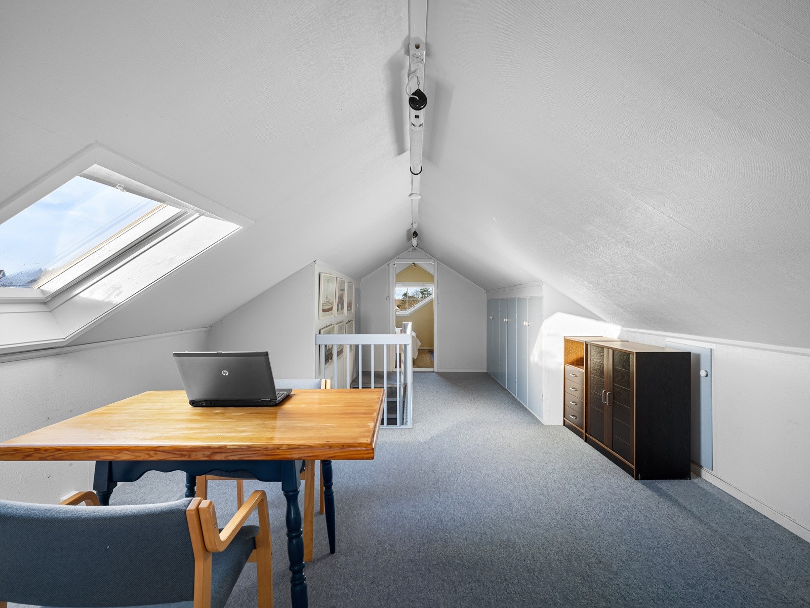 Kjekk loftstue med takvindu og lagring i knevegg Galleribilde