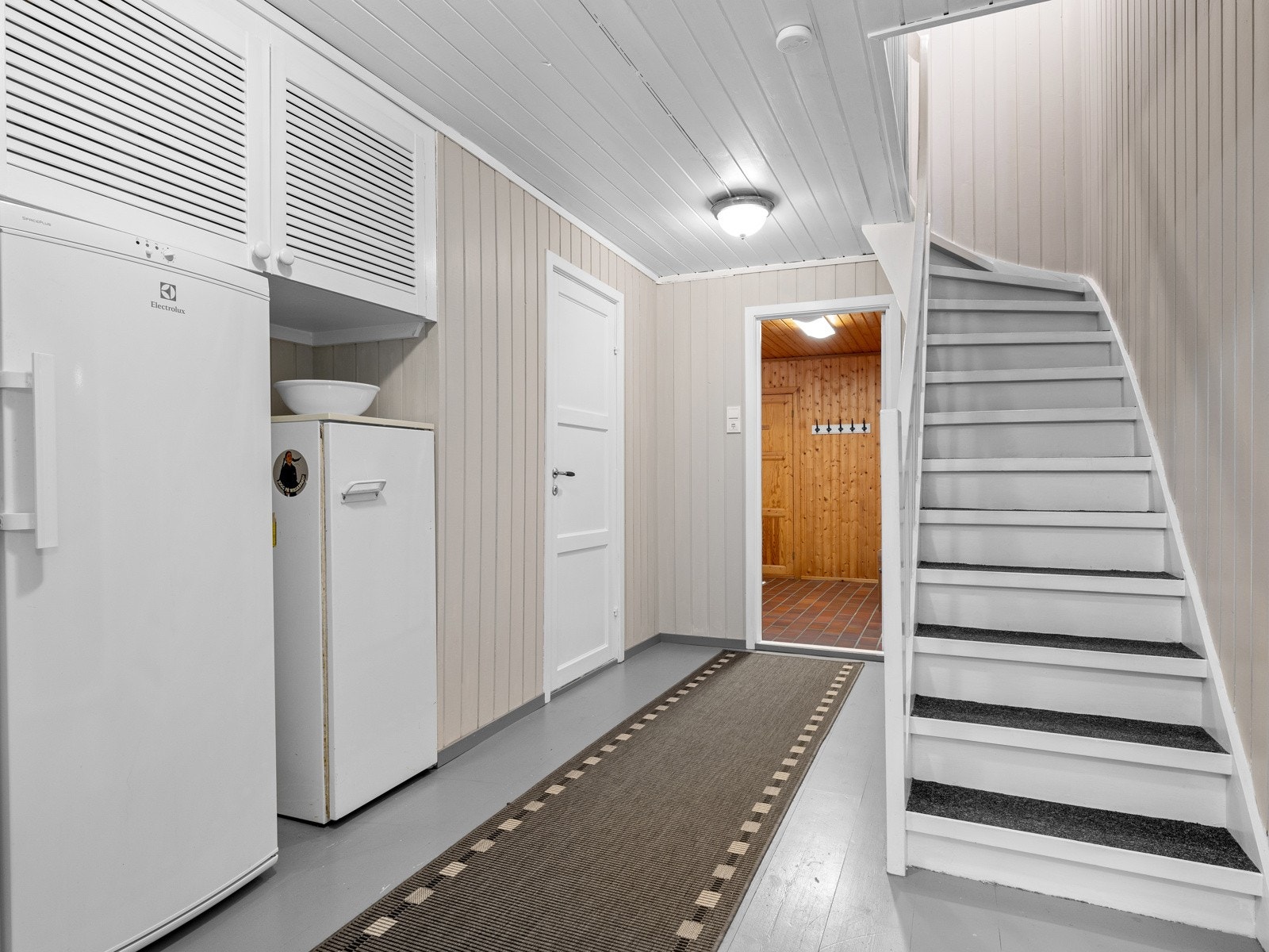 Trappegang med malt gulv, panel, skap under trapp Galleribilde