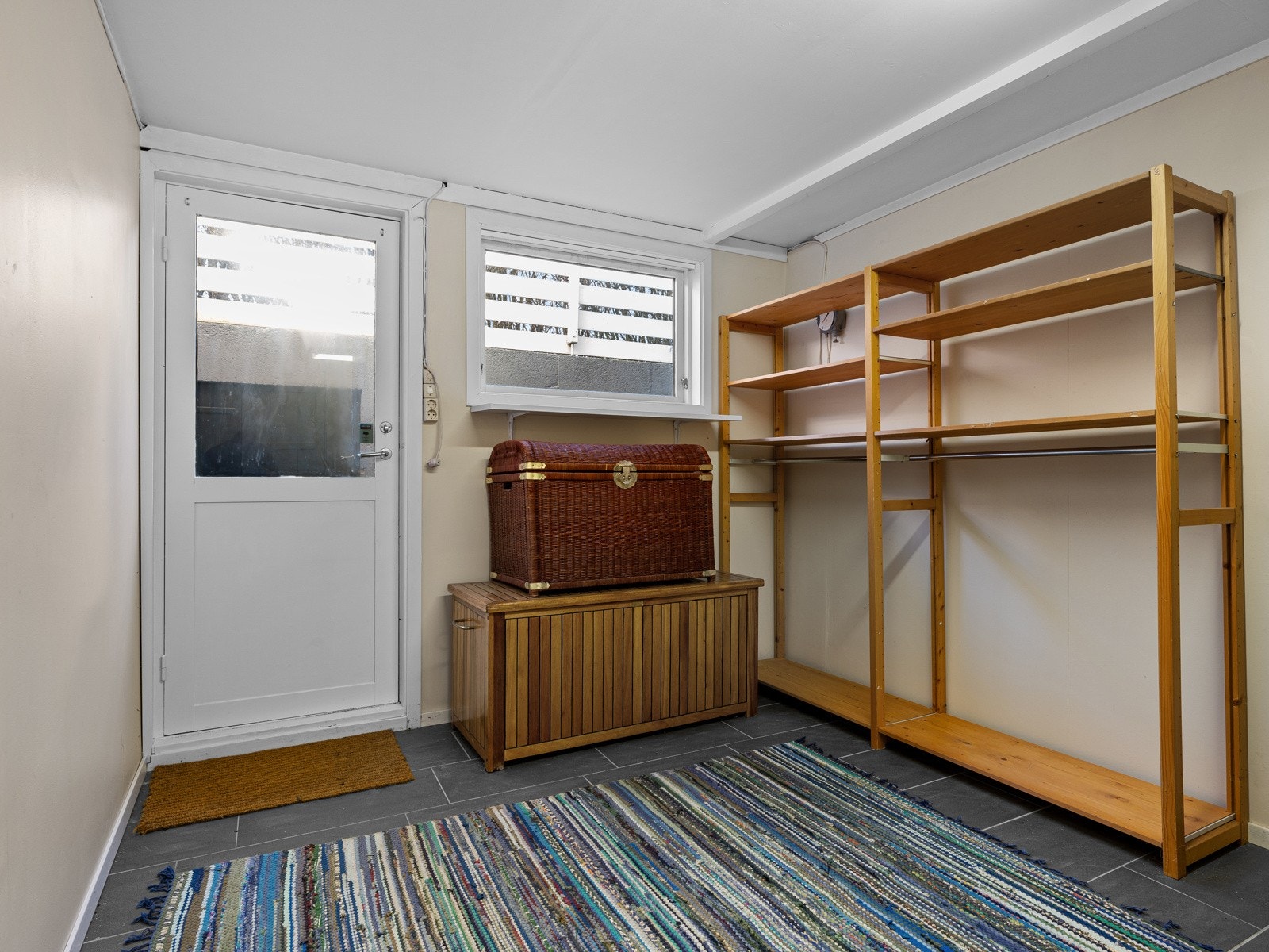 Gang/åpent rom med utgangsdør i kjelleren Galleribilde