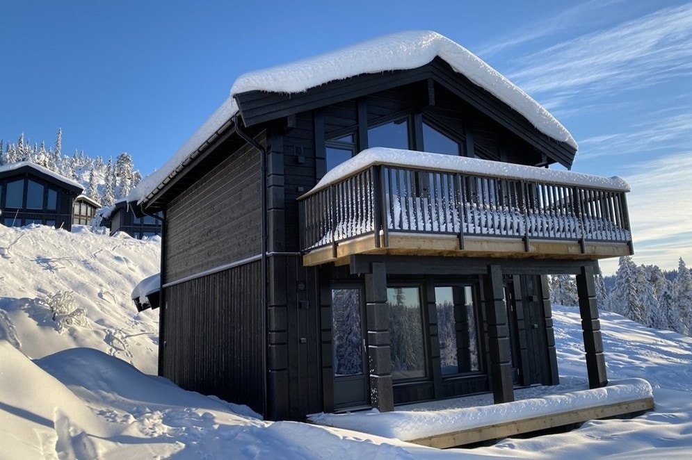 Flott hytte med stor sørvendt balkong (bilde fra tilsvarende hytte på Norefjell) Galleribilde